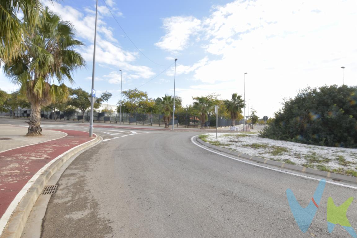 Adelántate a vivir en una de las zonas de más proyección de Massamagrell. Zona residencial rodeada de todo tipo de servicios lúdico-deportivos. Lo mejor, su baja densidad, ideal para casas unifamiliares y con espacio para hacer realidad la vivienda de tus sueños. Solar con opción de comprarlo junto con algún amigo o familiar. Por su superficie caben dos viviendas y gracias a la baja edificabilidad de la zona la luz y la buena ventilación están aseguradas. Vivirás muy cerca del polideportivo, zona ajardinada, pabellón cubierto y a unos minutos del centro de Massamagrell y de la estación del metro L3, dirección Valencia. El solar tiene una edificabilidad de 584m2 y una superficie de 281m2 con fachada al norte-sur. ¿Quieres más información? Llámanos y encantados hablamos de todas las posibilidades, proyecto e ideas.¿Te gustaría enterarte en primicia de nuestros inmuebles en alquiler y venta? En VIVEKU.ES los publicamos con unos días de antelación.Contamos con 30 años de experiencia acreditada y nuestro objetivo es garantizarle un servicio de compra humano, ético, de calidad, fácil y seguro. Nuestro equipo lo integran agentes con la titulación AIR (Agente Inmobiliario Registrado) y Agentes Certificadores de la categoría Premium en certificación de inmuebles y debidamente registrados en el Registro de Agentes de Intermediación de la CV (RAICV 0743). Consulte en nuestras reseñas de Google lo que opinan los clientes que ya han trabajado con nosotros.El precio NO incluye: Impuestos, gastos de Notaría, registro y honorarios de inmobiliaria. 