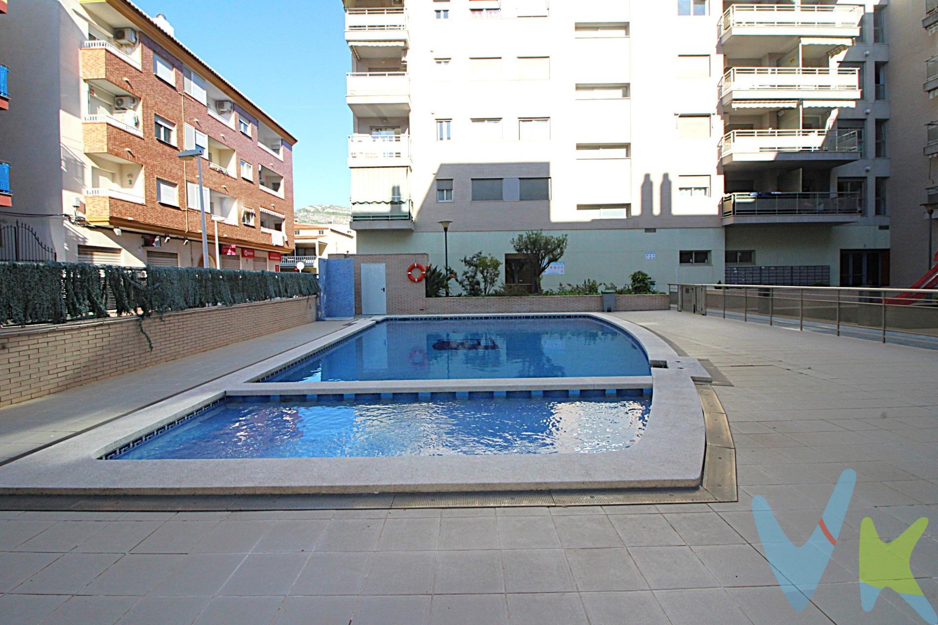 Se vende piso en la zona del pueblo, muy buena ubicación en residencial cerrado. La vivienda cuenta con una distribución cuadrada con lo que no resta metros útiles. Consta de, salón comedor con cocina office, ideal para preparar comidas y compartir momentos en familia o con amigos, habitación doble con armario empotrado, baño completo con bañera y una amplia terraza para poder disfrutar del aire libre. Se encuentra desprovista de muebles y electrodomésticos, lo que ofrece una oportunidad para personalizar y diseñar el espacio según tus gustos y necesidades. Además la propiedad ofrece, garaje para estacionar tu vehículo de manera segura, acceso a una piscina comunitaria, ideal para refrescarse y disfrutar del sol y zona infantil para que los más pequeños puedan jugar y divertirse en un entorno seguro. Un hogar perfecto para personas que buscan un estilo de vida relajado y con comodidades adicionales. Los metros útiles son aproximados. Este inmueble es en exclusiva, con lo que le facilitamos cualquier información sobre la vivienda. Por este motivo, solicitamos no molesten al propietario, ocupantes de la propiedad, vecinos o conserje de la comunidad. . Muchas gracias por su comprensión. El precio indicado puede sufrir variaciones. En todos los casos los precios expuestos son más impuestos y gastos derivados de la transmisión del inmueble.
