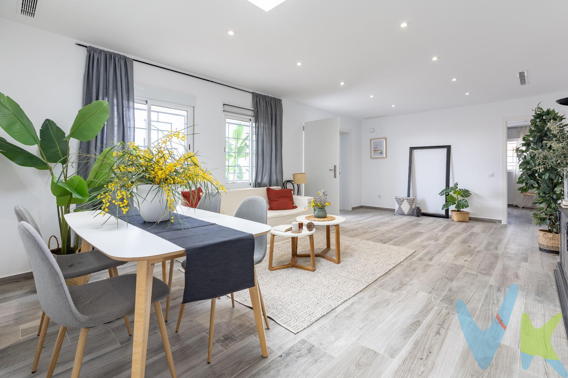 ¿Alguna vez has entrado en una casa y has pensado: "¿Este podría ser mi hogar?". Espero poder transmitirte todas las maravillas de esta casa que promete bonitos atardeceres ¿Empezamos?. Es una nueva construcción, finalizada en Enero de 2025. Tendrás un lienzo en blanco para decorarla y darle ese toque personal que más refleje tu estilo. Al entrar en la casa, descubrimos un amplio salón-comedor desde donde se puede apreciar perfectamente la distribución de toda la vivienda. A la izquierda, encontramos una habitación doble con un gran ventanal que ofrece unas vistas espectaculares al pueblo y a la montaña. El dormitorio principal, también ubicado en el lado izquierdo, cuenta con un baño en suite y una estancia diseñada para instalar un cómodo y práctico vestidor. Desde el salón accedemos al segundo baño completo, diseñado para ofrecer comodidad y funcionalidad. La cocina, situada junto a la zona del comedor, es amplia y luminosa, con acceso directo al patio trasero. Desde el salón, un pequeño pasillo nos conduce a otra amplia habitación doble, con armario empotrado, y a las escaleras que suben a la buhardilla y a la terraza. El patio trasero de la casa, al que se accede directamente desde la cocina, rodea prácticamente toda la vivienda. Este rincón es ideal para instalar una zona de barbacoa, un comedor al aire libre o cualquier otro proyecto. La buhardilla es un espacio lleno de posibilidades, con acceso directo a la terraza. Este área ofrece un sinfín de opciones para adaptarla a tus necesidades: puede convertirse en un despacho ideal para trabajar en casa, en una zona de juegos para los más pequeños, o incluso en un nuevo dormitorio. La carpintería exterior es de PVC Climalít, lo que garantiza un excelente aislamiento. Cuenta con aire acondicionado y calefacción por conductos, lo que garantiza un confort ideal durante todo el año. Además, la propiedad ha sido equipada con una instalación de fontanería nueva y una instalación eléctrica completamente renovada,. Si no conoces el pueblo, déjame decirte que pasear por sus calles es un auténtico lujo. El centro conserva casas señoriales en perfecto estado, y la famosa calle de La Acequia es una visita obligada por su encanto y carácter histórico. Su ubicación en la comarca de Los Serranos la hace aún más interesante. La cercanía a otros pueblos de gran interés turístico como Chulilla, Chera o Bugarra la convierte en una opción muy atractiva para una alta rentabilidad como alojamiento turístico. Además, está rodeada de una naturaleza agreste que invita a la aventura. Es perfecta para realizar rutas de senderismo y practicar deportes de aventura en lugares tan emblemáticos como el Alto Turia, el Sabinar de Alpuente, la Sierra del Negrete o el Barranco Lucía. En Pedralba disfrutarás de una gran calidad de vida, con una buena oferta de servicios. El municipio cuenta con colegios públicos como el CEIP Pedralba. Además, en las cercanías encontrarás otros centros educativos, tanto públicos como privados. Tendrás acceso a centros de salud y comercios locales, como supermercados, panaderías y tiendas de conveniencia. Pedralba está comunicado con líneas de autobuses L245B (Valencia - Gestalgar) que conectan con otras localidades cercanas, y con acceso directo a la A-3 que permite llegar fácilmente a Valencia. Si todavía no te has enamorado de esta casa, espera a visitar el Tour Virtual 360º que hemos preparado para ti. ¡No pierdas la oportunidad de conocerla!. 