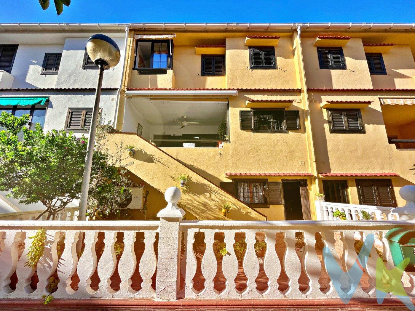 Adosado en venta en la Población de Tavernes de la Valldigna, vivienda unifamiliar a tan solo 50 metros de la playa, a 10 minutos a pie del lago Azul de Tavernes, y con servicios cercanos. La vivienda de 116 metros esta distribuida en 4 plantas, en la planta baja encontramos un garaje al que accedemos desde la planta baja del adosado o desde un acceso trasero comunitario, que ademas de tener capacidad para guardar tu vehículo, dispone de una practica cocina, un baño con ducha, trastero ademas de un espacio diáfano con múltiples usos en caso de no usarse como garaje, esto es muy útil pos si tenemos familiares con problemas de movilidad o con dificultades para subir escaleras. Desde el exterior, accedemos al la primera planta de vivienda, donde encontraremos el salón comedor, con chimenea, comedor y zona de ocio, un. aseo y una cocina totalmente equipada y reformada. En la segunda planta, encontramos 3 habitaciones, dos dobles y una simple, todas ellas con. ventiladores de techo y aire acondicionado. Por ultimo en la tercera planta, una amplia y espaciosa terraza nos aguarda. con muchas posibilidades, jardín, solarium, podemos hacer barbacoas, chill out..lo que imagines!!!. Una propiedad en un estado excelente que te ofrece la privacidad que no puedes tener en un apartamento, cerca de la playa, con capacidad para toda la familia y con muchas posibilidades de rentabilidad en verano!!.  ¿Quieres saber más? Solicita tu visita y ven a conocerla tu mismo!. La descripción del presente inmueble e imágenes tienen mero carácter informativo y en ningún caso carácter contractual, pudiendo ser modificados por la inmobiliaria comercializadora sin que ello implique responsabilidad alguna frente a terceros. En el precio de venta a público, esta propiedad NO incluye los gastos de adquisición (Notario, registro, gestión, honorarios, etc…). 