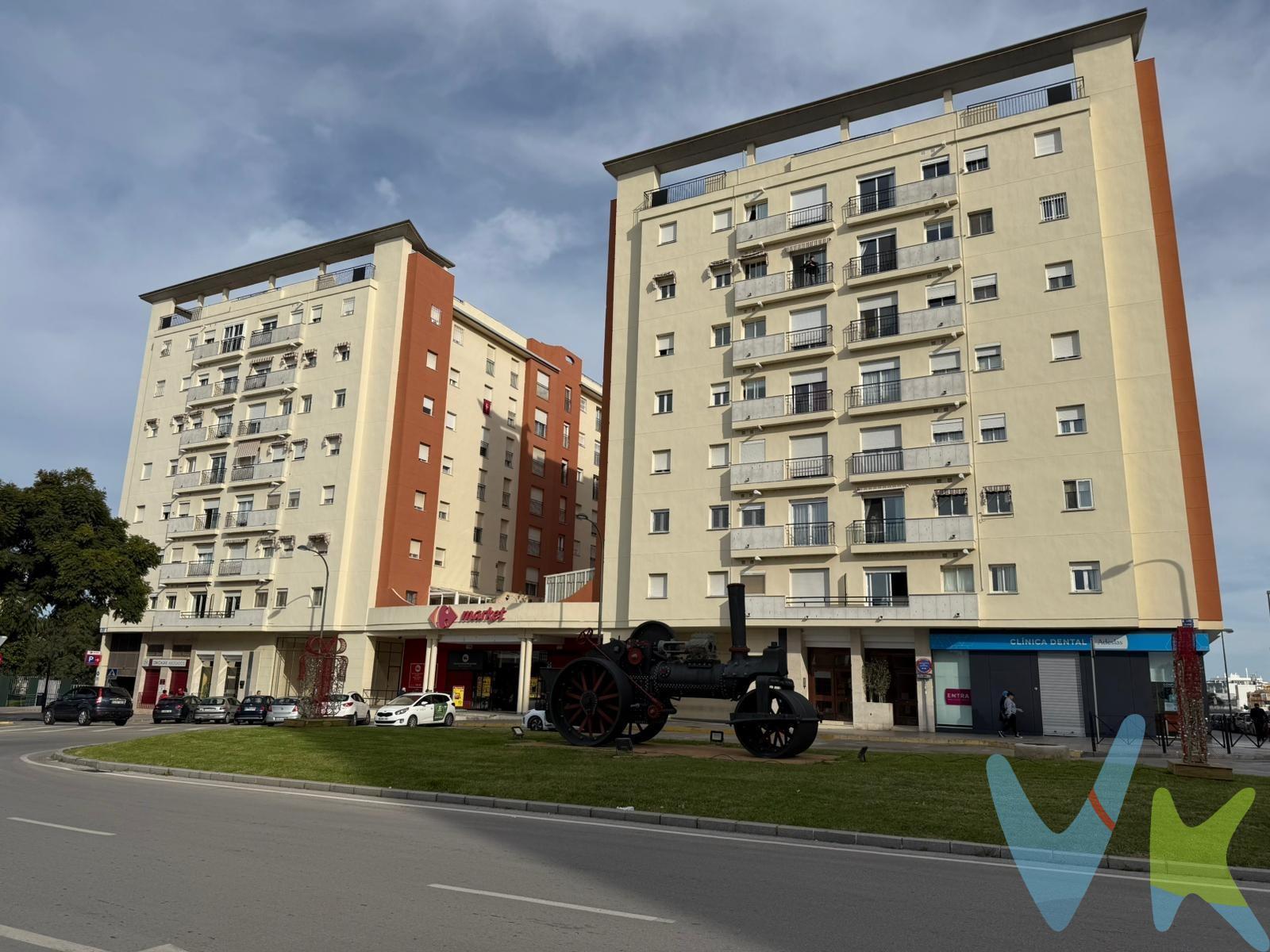 Vivienda en muy buen estado, en venta en San Fernando (Cádiz), en calle Profesor Antonio Ramos. Consta de 111 m2, distribuidos en:. - Amplio recibidor. - Cuatro dormitorios, todos muy espaciosos y todos con armarios empotrados. Hay dos de ellos con armarios empotrados doble y el dormitorio principal tiene baño en suite con bañera. - Gran salón-comedor muy luminoso. - Amplia cocina con espacio para comer, totalmente independiente, amueblada y equipada con electrodomésticos. - Dos baños completos, uno con placa de ducha y otro con bañera en suite desde el dormitorio principal. - Pasillo con armario empotrado auxiliar. Las ventanas son de climalit, el suelo es de mármol y gres, las puertas son de madera color madera y la puerta principal es blindada. El edificio cuenta con dos ascensores. Aire acondicionado centralizado. Orientación sur-este. Comunidad: 67€/mes. PLAZA DE GARAJE INCLUIDA EN EL PRECIO. No dude en ponerse en contacto con nosotros para más información. Estaremos encantados de atenderle. SE VENDE SIN AMUEBLAR. Informamos a nuestros clientes que el precio de venta no incluye lo siguiente: Honorarios de la agencia inmobiliaria, Impuestos (I.T.P., I.V.A. o A.J.D., en su caso) ni otros gastos de la compraventa (gastos de Registro de la Propiedad, Notaría, Gestoría ni de posible Financiación). Documento F.I.S. a disposición del consumidor según Decreto 218/2005 Junta de Andalucía.