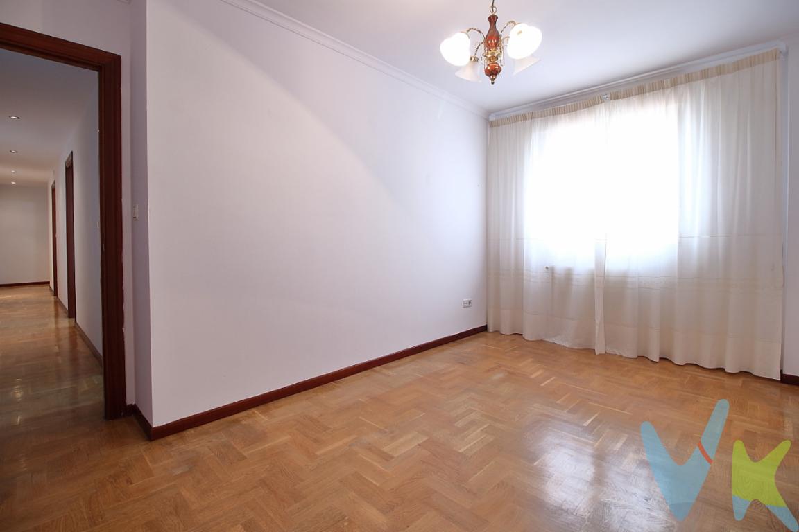 ¡Tu próximo hogar en Gijón te espera! Amplitud, tranquilidad y comodidad Si estás buscando el lugar ideal para tu familia o esa segunda residencia perfecta en la costa asturiana, este piso lo tiene todo. Ubicado en una de las ciudades con mejor ambiente y calidad de vida, esta vivienda destaca por su excelente distribución, luminosidad y una privacidad inigualable.La localización es simplemente perfecta tanto para el día a día como para las vacaciones:Espacios amplios y exteriores: Cuenta con tres amplias habitaciones llenas de luz natural y un gran salón-comedor, el corazón de la casa, ideal para reuniones familiares o momentos de relax.Comodidad en el día a día: Dispone de una cocina independiente totalmente equipada con electrodomésticos y dos baños completos con plato de ducha (uno de ellos con ventana exterior, lo que garantiza una ventilación perfecta).Confort y almacenaje: Equipado con calefacción y agua caliente de gas natural. Además, incluye un amplio trastero en la bajocubierta, el desahogo de espacio que siempre viene bien y un amplio ascensor.Máxima tranquilidad: Al ser un solo piso por planta, disfrutarás de la paz y la intimidad que tanto deseas, sin ruidos vecinales en tu mismo rellano.Conexión directa: Parada de autobús al lado del portal que te planta en pocos minutos en el centro de Gijón y en sus espectaculares playas.Supermercados y todos los servicios esenciales a la vuelta de la esquina.¿Es la oportunidad que estabas esperando? Por su excelente precio y características, es una inversión inteligente tanto para vivir todo el año como para disfrutar de Gijón y su inigualable clima costero.A escasos metros del Parque de Fernando VI, ideal para pasear o jugar con los niños.¡Ven a visitarlo antes de que se te adelante nadie! Contáctanos para agendar tu visita. Gastos e impuestos no incluidos en el precio. En segundas transmisiones, el comprador abona el ITP (porcentajes en Asturias: https://sede.tributasenasturias.es/sites/sede/default/es_ES/Que-quieres-hacer/Transmisiones-Patrimoniales-y-AJD), calculado sobre el mayor valor entre precio, tasación o valor de referencia catastral. Notaría y registro según aranceles variables; el comprador elige notario. El vendedor asume la plusvalía municipal; el resto de gastos (incluida hipoteca: tasación, costes bancarios, gestoría y formalización) son del comprador.Honorarios: intermediación a cargo del vendedor; mediación a cargo del comprador del 2% + IVA, mínimo 2.000  + IVA.El consumidor puede solicitar información y documentación adicional en la sede física o por correo electrónico de la Agencia (contacto en la web). La agencia actúa solo como intermediaria; toda compraventa queda sujeta a la aceptación expresa del vendedor y a la formalización del contrato. Anuncio meramente informativo: los datos corresponden a la fecha de publicación y pueden variar por actualizaciones legales, contractuales o fiscales 