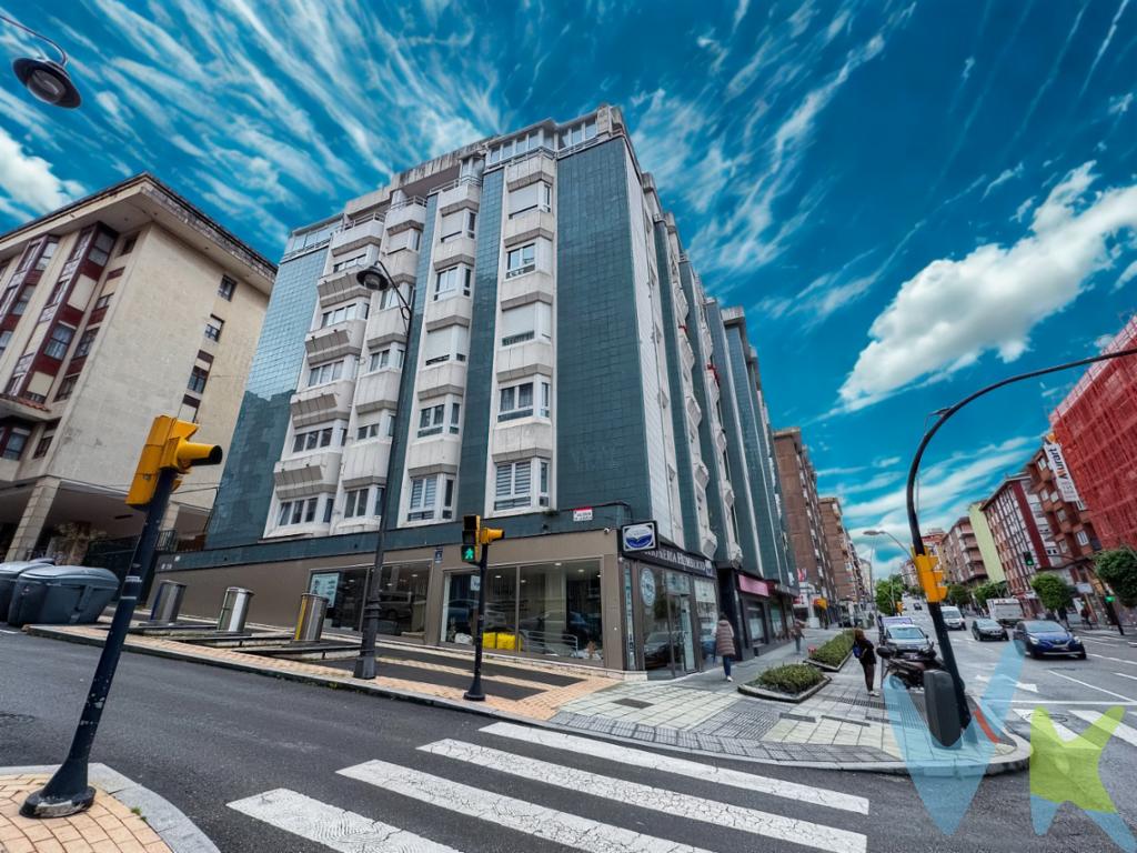  Magnífica oportunidad para adquirir un acogedor piso en una de las áreas más prometedoras de Gijón. Esta propiedad, ubicada en la primera planta de un edificio con ascensor, se encuentra lista para convertirse en su próximo hogar. Distribuido en tres  dormitorios,  este piso está pensado para quienes buscan espacio y comodidad. Las habitaciones están llenas de luz natural y ofrecen un ambiente acogedor, ideal para el descanso y la vida diaria. La cocina, equipada con todos los electrodomésticos necesarios, es práctica y funcional. Un salón comedor amueblado con estilo atemporal,  es el lugar perfecto para recibir a sus invitados o relajarse tras una jornada laboral. Amplias ventanas permiten la entrada de luz, creando una atmósfera cálida y acogedora para disfrutar cada instante. De igual forma,. ambos  baños,, equipados con ducha,, disponen de todas las comodidades para satisfacer las necesidades diarias.La ubicación de este inmueble es inmejorable, permitiéndole ir a pie a todos los lados,  tiene conexiones de transporte público a poca distancia lo que  garantiza una movilidad fluida hacia el resto de la ciudad o incluso para desplazamientos más largos. Este aspecto resulta especialmente valioso para aquellos que valoran la comodidad de un acceso rápido y fácil a los principales servicios y zonas de interés.El entorno del piso le ofrece todo lo que puede desear. Situado en una zona con acceso a tiendas, colegios, supermercados y parques, el entorno es ideal para familias o para quienes disfrutan de un estilo de vida activo. La cercanía a zonas verdes y espacios de recreación o la misma playa de SAN LORENZO  brinda  múltiples opciones para actividades al aire libre.Además de las características prácticas y estéticas del piso, el hecho de que esté completamente amueblado añade un valor significativo. La posibilidad de entrar a vivir de inmediato, sin preocuparse por la adquisición de muebles o electrodomésticos, representa una ventaja considerable para el comprador. Esta comodidad lo hace especialmente atractivo tanto para primera residencia como para inversión.Con esta vivienda además podrás adquirir una plaza de garaje por 27.000 .La calidad de los materiales y el buen estado de conservación del inmueble aseguran una opción de compra segura y duradera. Cada detalle ha sido cuidadosamente mantenido, lo que refleja el compromiso con la calidad y el buen gusto.No deje pasar esta oportunidad de adquirir un hogar que combina ubicación, confort y estilo en  Gijón. Reserve una visita y descubra por sí mismo todo lo que este piso tiene para ofrecerle. Estamos seguros de que cumplirá con sus expectativas y podrá visualizar en él su futuro hogar. Contáctenos para concertar una visita y experimentar de primera mano el potencial de esta propiedad única. Estamos a su disposición para cualquier consulta que desee realizar sobre esta oferta.Se informa a los interesados que el precio de venta indicado no comprende los honorarios de la agencia inmobiliaria al comprador, el Impuesto de Transmisiones Patrimoniales (ITP) ni los gastos asociados a la compraventa (notaría, registro de la propiedad y otros) 