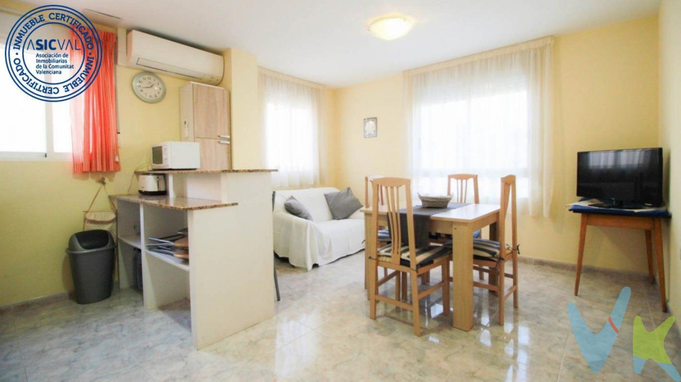 Ref. 1733 Oropesa del Mar (Castellón). Ático Dúplex ubicado en la tercera y cuarta plantas de un edificio de cuatro alturas, esquinero, con orientación Este-Oeste. Consta de 3 dormitorios, salón comedor, sala de estar, cocina americana, un baño, un aseo y terraza. . En la planta baja encontramos 2 dormitorios, salón comedor, cocina americana equipada  con electrodomésticos, un aseo con plato de ducha. . La planta superior consta de un espacio abierto, transformado en una sala de estar con armario empotrado,  salida a la terraza de 10m2 donde cabe cómodamente una mesa de 6 plazas, 1 dormitorio doble y un aseo. Gracias a su orientación Oeste está dotado de mucha luz natural por las tardes. . . El precio incluye plaza de garaje y trastero ubicados en el sótano. . . Situado en zona estratégica del núcleo urbano, a pocos metros de todos los servicios, (bancos, supermercado, farmacia, parada de taxis y autobús urbano, colegios estación de tren,...). Estarás en el centro del pueblo y a 900 metros de las Playas de la Concha y de Morro de Gos, que obtienen la Bandera Azul todos los años.. . VIVIENDA CERTIFICADA: LE GARANTIZAMOS LA COMPRA DE SU INMUEBLE CON TODAS LAS GARANTÍAS JURÍDICAS.. . El precio de venta NO INCLUYE Impuestos (I.V.A. o I.T.P.), gastos de Notaría, gastos de Registro de la Propiedad, gastos de tramitación de Escrituras ni gastos de financiación (si se precisa). Consulte Honorarios Profesionales de Agencia Inmobiliaria.