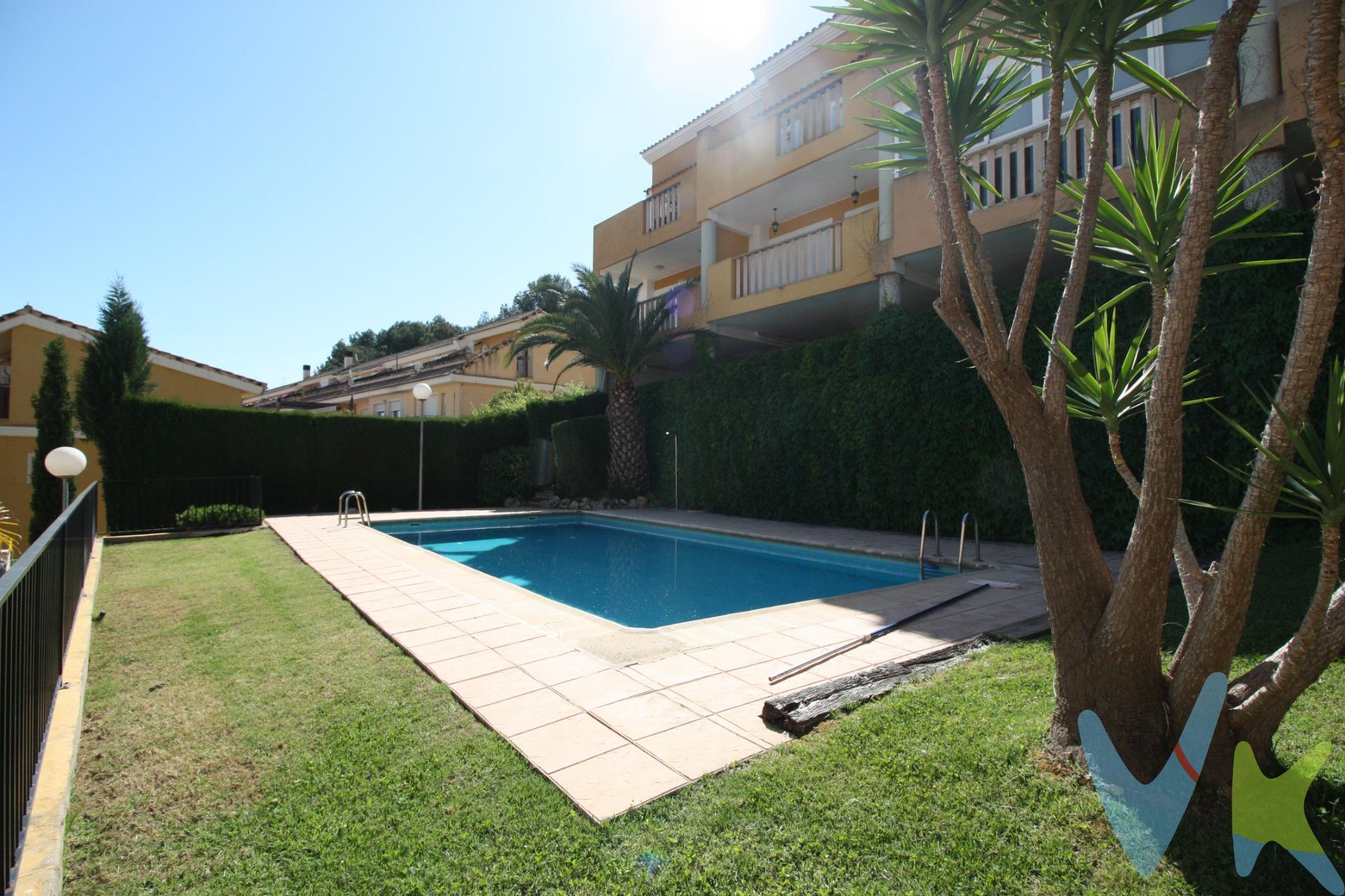 Te presentamos esta espectacular vivienda adosada de tres alturas, situada en un entorno residencial de alto nivel, que combina tranquilidad, privacidad y contacto con la naturaleza. La propiedad cuenta con cuatro amplios dormitorios, cuatro baños completos, una luminosa buhardilla, dos terrazas con impresionantes vistas despejadas y aire acondicionado por conductos, ofreciendo el máximo confort durante todo el año. Además, dispone de garaje privado y trastero, cubriendo todas las necesidades de espacio y almacenamiento. Desde sus terrazas podrás disfrutar de vistas panorámicas que convierten cada momento en casa en una experiencia única. La buhardilla, ideal como sala polivalente, oficina o espacio de ocio, aporta un valor añadido a esta magnífica vivienda. Una oportunidad irrepetible para vivir con todas las comodidades en un entorno natural privilegiado y a solo un paso de todos los servicios. La urbanización cuenta con servicios exclusivos como golf, gimnasio, club de tenis, hípica, piscina y zona de restaurantes. Contáctanos hoy mismo y te daremos toda la información. ¡No dejes que se te adelanten!. La venta de esta vivienda se gestiona mediante contrato de exclusiva compartida, lo que permite trabajar con más de 150 inmobiliarias, garantizando la máxima difusión y profesionalidad en el proceso de venta. Los gastos derivados de la compraventa, como los de notaría, registro y honorarios, no están incluidos en el precio. Inmueble sujeto a período de transparencia.