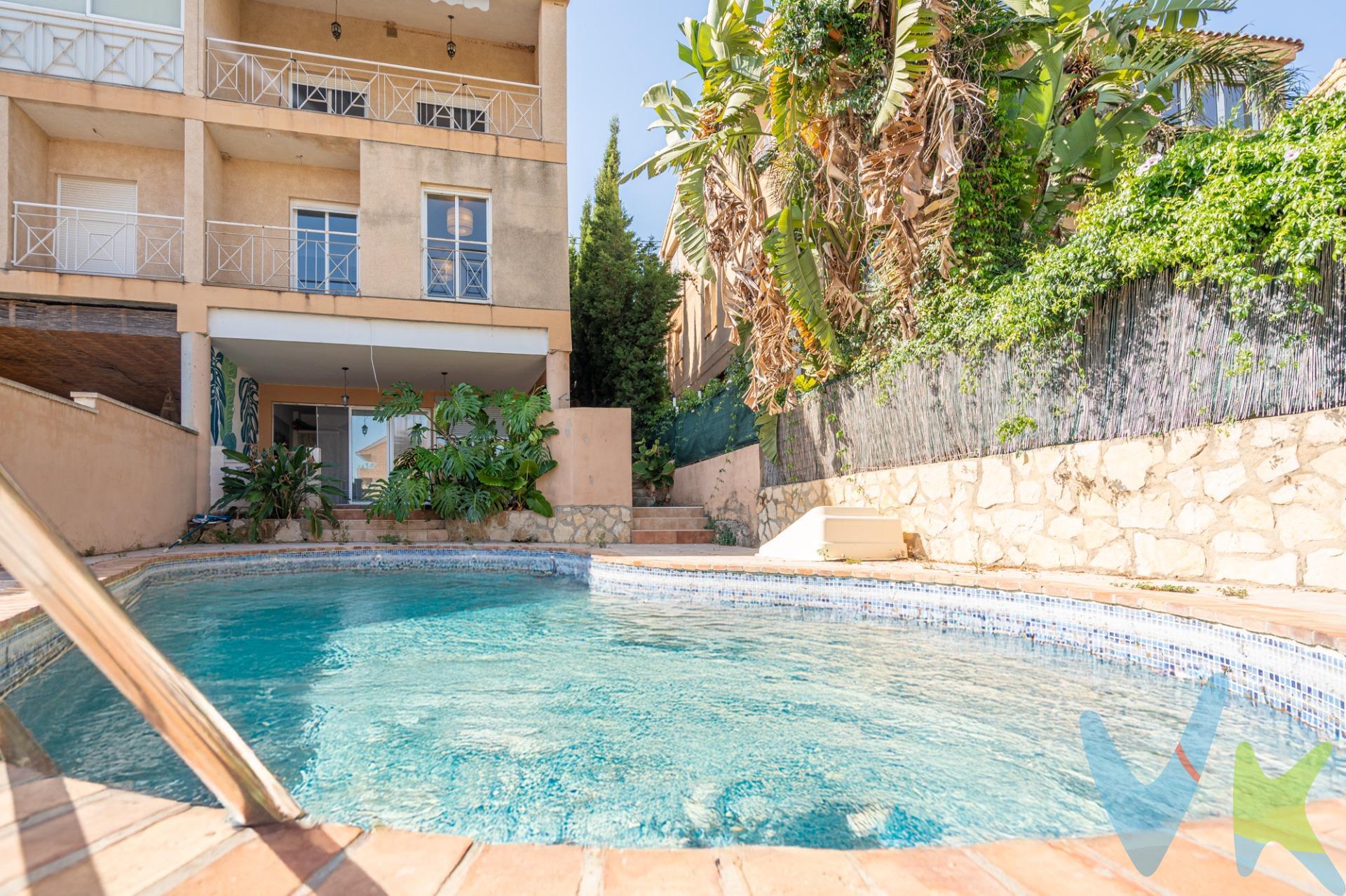 SE VENDE PAREADO DE ENSUEÑO EN CALICANTO – SAN MIGUEL 🏡. 🌄 Vistas muy buenas | 🛏 Dormitorios en Planta Baja | 🌴 zona ajardinada de bajada a piscina | 🏊‍♂️ Piscina Amplia. Descubre este fantástico pareado de 2 plantas situado en una de las zonas más tranquilas y exclusivas de Calicanto – San Miguel. Ideal para familias o para quienes buscan confort, privacidad y vistas inmejorables. ✨ Características principales:. 2 plantas cuidadosamente distribuidas. Terraza de entrada amplia. Dormitorios en planta baja, perfectos para mayor comodidad. Amplio salón-comedor con mucha luz natural. Cocina independiente totalmente equipada. Zona exterior privada con:. 🌳 Zona ajardinada de bajada a piscina . 🏊‍♀️ Piscina grande ideal para el verano. 🍽 Cocina exterior  en zona piscina con barbacoa. 🚿 Baño en zona piscina  para mayor comodidad. 🏞 Vistas abiertas y despejadas. Disfruta de impresionantes vistas a la montaña y al entorno natural desde tu hogar, en una zona elevada con excelente orientación. 📍 Ubicación:. Situado en una de las mejores áreas residenciales de Calicanto – San Miguel, con buena conexión a Valencia, colegios cercanos, zonas verdes y un entorno seguro y familiar. 📞 ¡No dejes pasar esta oportunidad!. Contáctanos para más información o para agendar una visita. Tu nuevo hogar te está esperando. ---------------------------------------------------------------------------------------------------------------------------------------------------. Por mandato expreso del propietario, comercializamos este inmueble en exclusiva , lo que le garantiza el acceso a toda la información, a un servicio de calidad, un trato fácil, sencillo y sin interferencias de terceros. Por este motivo, se ruega no molestar al propietario, a los ocupantes de la propiedad o a los vecinos. Muchas gracias por su comprensión. Si usted es agente inmobiliario y tiene un cliente para este inmueble, llámenos: estaremos encantados de colaborar. 