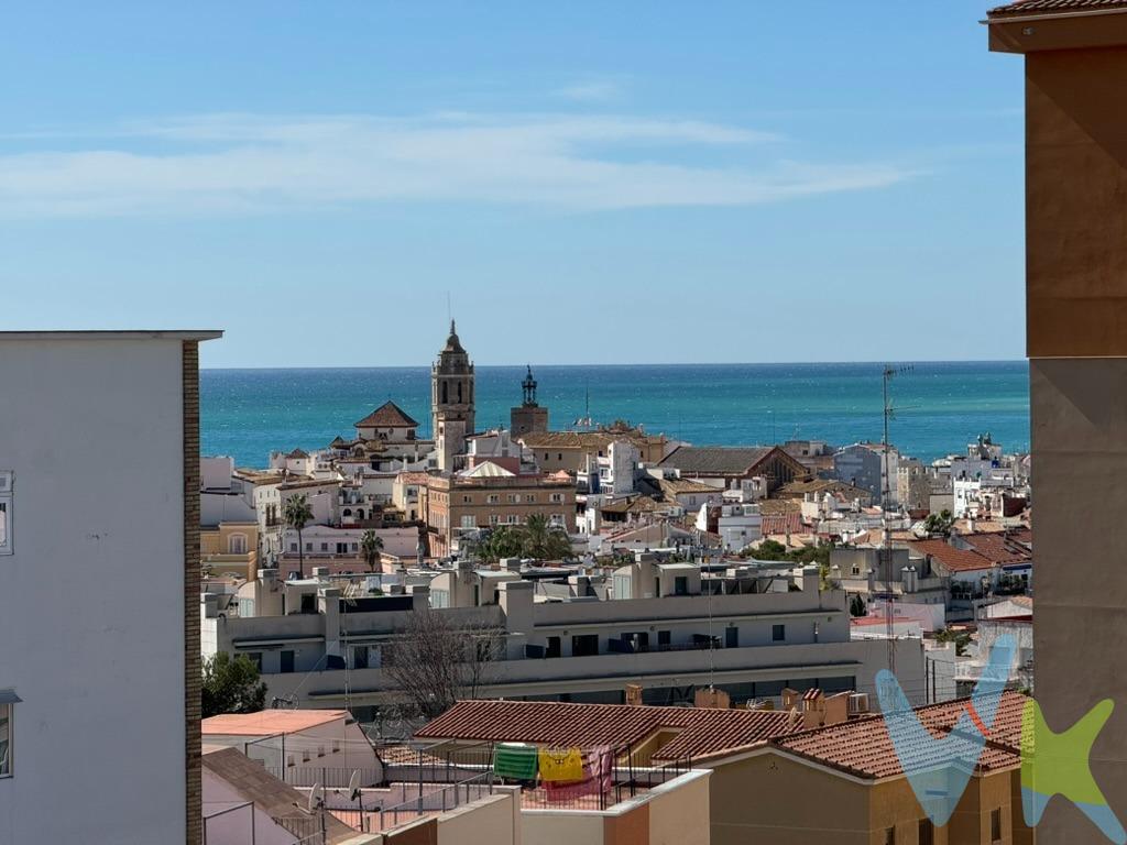 REF- 2497 - En venta en el barrio "Els Molins" de Sitges. Les presentamos este apartamento situado a muy pocos metros del centro, bien comunicado, totalmente exterior y con unas excelentes vistas al mar. Una zona tranquila, dónde mayormente viven familias de Sitges, al lado de un parque y un supermercado, poder aparcar con facilidad y poder ir andando a la playa, al centro.. Compuesto de 4 habitaciones (3 dobles y 1 individual), amplio salón comedor con salida exterior, cocina independiente con espacio de despensa y salida a la galeria. Una de las habitaciones es suite con salida a una terraza. . La finca dispone de ascensor y se dispone de una plaza de aparcamiento que puede tambíen adquirir 27.000 €. . NOTA: . En los importes indicados no se hayan incluido los impuestos y tasas aplicables a la compra o alquiler del bien inmueble. Las fotografías, vídeos, planos y demás documentación gráfica pueden no corresponder con la realidad actual, así como los metrajes y superficies, y no tienen carácter contractual. Salvo indicación contraria, los muebles y equipamiento que aparecen en el anuncio no están incluidos en el precio. Tampoco están incluidos en el precios los gastos e impuestos de formalización de la compraventa : IVA, ITP, Notario, Registro, etc. 