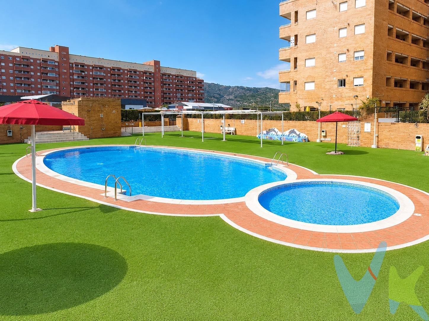 Ref. 1878_Descubre este apartamento situado en la 2ª planta del edificio Torremar, ubicado en la zona de Marina d'Or, a tan solo 350 metros de la playa. Una vivienda perfecta tanto para disfrutar de tus vacaciones como para vivienda habitual. . Cuenta con 2 dormitorios dobles, 1cuarto de baño, cocina independiente con pasaplatos y espacio de salón-comedor con acceso directo a una terraza acristalada, un espacio ideal para disfrutar en cualquier estación del año. Además, el precio incluye plaza de garaje y trastero de 4,10 m², aportando un extra de comodidad y espacio de almacenamiento. La urbanización dispone de piscina comunitaria, zona infantil y zona de barbacoa, perfectas para relajarte y compartir momentos inolvidables con familiares y amigos. Su excelente ubicación te permitirá tener la playa, restaurantes, supermercados y zonas de ocio a pocos minutos, además de buenas conexiones: 25 minutos del Aeropuerto de Castellón, 1 hora del Aeropuerto de Valencia*y la estación de tren de Oropesa a solo 5 minutos en coche, con conexiones directas a Valencia, Castellón y Barcelona. Una oportunidad única para invertir o disfrutar de un estilo de vida privilegiado junto al mar. NOTA INFORMATIVA DE ATENCIÓN A LA CLIENTELA. (LEY 10/2025 de 28 de diciembre):. En cumplimiento de las obligaciones de información previstas en la Ley 10/2025, de 28 de diciembre, de servicios de atención a la Clientela y transparencia, cuyo contenido completo puede consultar en el siguiente enlace al Boletín Oficial del Estado: https://www.boe.es/eli/es/l/2025/12/26/10 se informa que el precio anunciado no incluye los impuestos, tasas y gastos derivados de la compraventa, los cuales se describen a continuación:. - Impuesto sobre Transmisiones Patrimoniales (ITP): Se aplicará el tipo impositivo vigente en la Comunidad Autónoma donde esté ubicado el inmueble, en el caso de la Comunidad Valenciana, con carácter general el 10%, sin perjuicio de tipos reducidos aplicables según las circunstancias personales del Comprador o las características del inmueble. El impuesto se devenga sobre el mayor valor entre el Valor de Referencia Catastral o el precio de venta de la Escritura de Compraventa. Para una información pormenorizada sobre tributación, tipos impositivos y bonificaciones del ITP, puede consultar el portal oficial de la Agencia Tributaria Valenciana (ATV) en el siguiente enlace: https://atv.gva.es/es/itpajd. - Gastos de Notaría: Los honorarios notariales se calcularán conforme al arancel oficial regulado en el Anexo I, del Real Decreto 1426/1989, de 17 de noviembre, por el que se aprueba el arancel Notarial. - Gastos de Registro: Los honorarios del Registrador de la Propiedad correspondientes a la inscripción en el Registro de la Propiedad competente se calcularán según el arancel oficial establecido en el Anexo I, del Real Decreto 1427/1989, de 17 de noviembre, por el que se aprueba el arancel de los Registradores de la Propiedad. -Tasas de expedición de Cédulas de Segunda Ocupación, tasas y/u honorarios de profesionales por expedición de boletines de instalación de agua, luz o gas, así como el coste de las altas de dichos suministros, si no estuviesen ya contratados. - Gastos de Gestión en caso de adquisición mediante financiación hipotecaria: Los honorarios por la tramitación administrativa, liquidación de impuestos e inscripción en el Registro de la Propiedad serán calculados por la Gestoría designada por la Entidad Bancaria hipotecante de los inmuebles. - Honorarios Agencia del Vendedor: No están incluidos en el precio de venta. -Honorarios Agencia del Comprador: La Agencia informará al Cliente del coste de sus honorarios. 