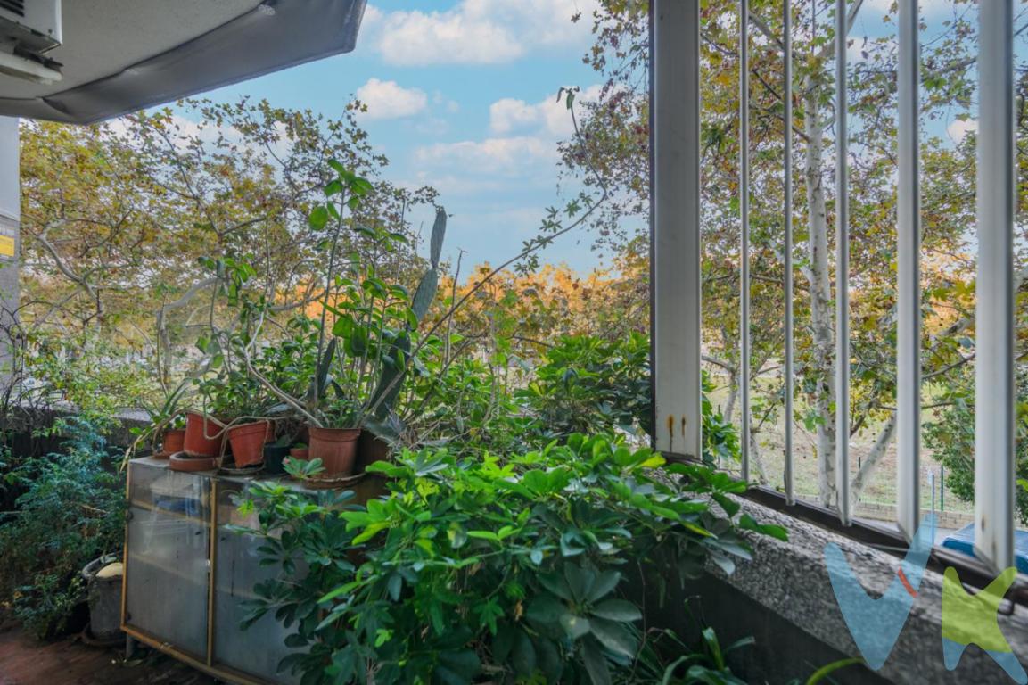 Situado en calle Comerç, a pocos metros del parque de la Ciutadella y del Arco del Triunfo, encontramos esta propiedad en venta. Finca con dos ascensores, amplio portal con vídeo vigilancia y puerta de seguridad. En un primer piso, segundo real, encontramos una propiedad de 83 metros construidos, distribuidos de la siguiente manera: Recibidor con acceso a cocina y zona de lavandería, así como un pequeño patio interior. Amplio comedor de distribución cuadrada con acceso a terraza con vistas al Castillo de los Tres Dragones. Desde el comedor, accedemos a las habitaciones y baños, siendo dos habitaciones individuales y una doble con salida a terraza. Y dos baños completos con plato de ducha. Ideal para familias por su distribución y ubicación. Si quieres visitarlo, no dudes en contactarnos.