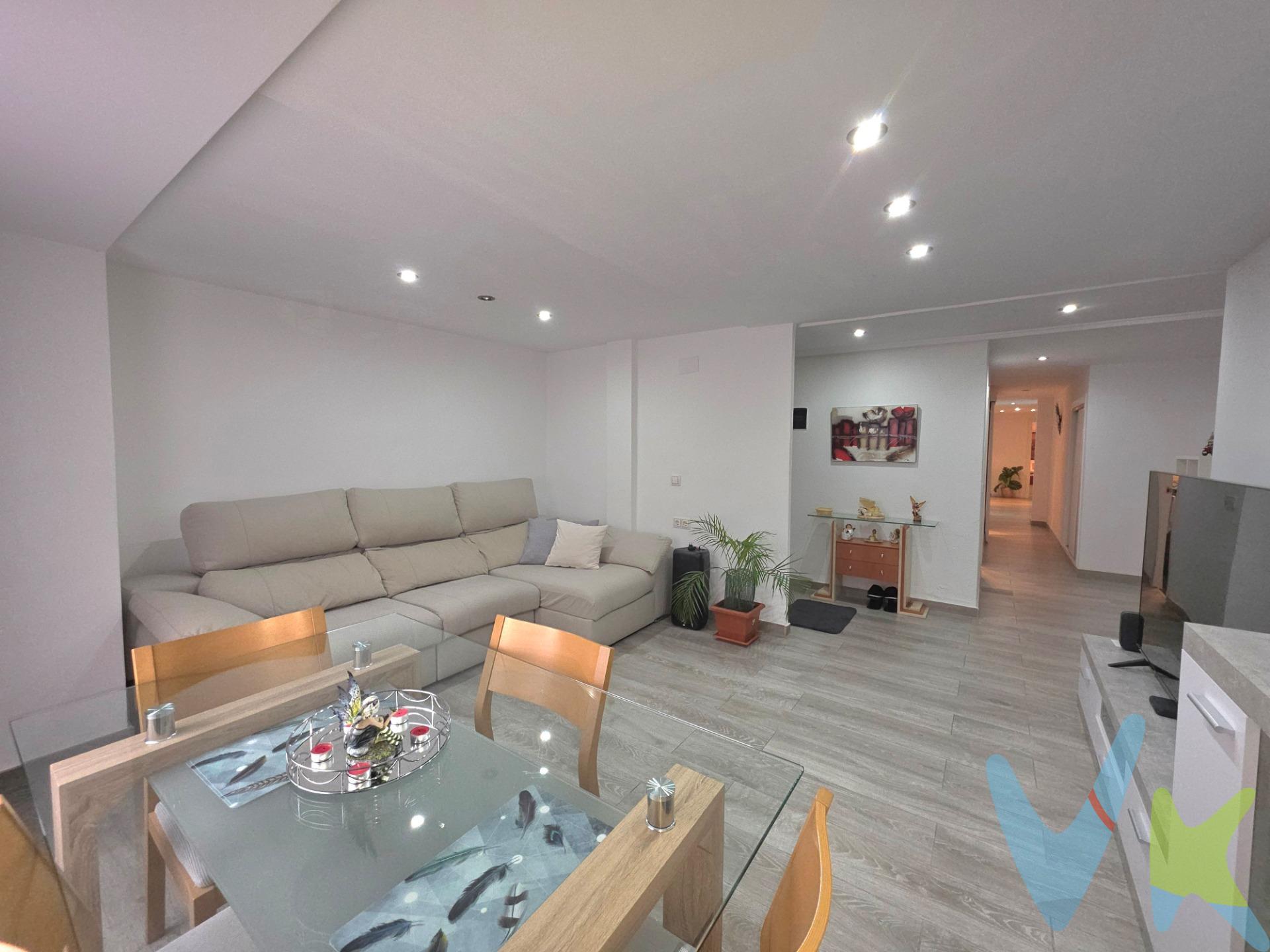 Se ofrece en venta una vivienda cuidadosamente reformada, con una superficie construida de 92 m², situada en una primera planta de un edificio sin ascensor, dentro de un entorno urbano consolidado y con excelentes comunicaciones. La propiedad se encuentra en una zona estratégica, con acceso inmediato a todo tipo de servicios esenciales: centros educativos, universidades, supermercados, restauración, comercios y transporte público (autobús y metro), lo que garantiza una vida cómoda y práctica. Esta localización la convierte en una opción muy interesante tanto para residencia habitual como para inversión. El inmueble ha sido objeto de una reforma integral, realizada con atención al detalle y materiales actuales, presentándose en un estado impecable y listo para ser habitado desde el primer día. Su orientación y los amplios huecos de luz permiten una entrada constante de luz natural, aportando una sensación de amplitud y confort en todas las estancias. La distribución ha sido diseñada para ofrecer funcionalidad y bienestar. El salón comedor es espacioso y versátil, ideal para crear diferentes ambientes. La cocina se integra de manera eficiente en la vivienda, optimizando el espacio y facilitando el uso diario. El suministro actual es mediante gas butano, aunque el edificio dispone de instalación de gas natural, ofreciendo la posibilidad de conexión futura. Dispone de dos dormitorios de generosas dimensiones, ambos con espacio suficiente para armarios y zona de descanso. Uno de ellos cuenta con acceso directo a un patio privado, un elemento diferenciador que aporta un valor añadido como espacio exterior de uso exclusivo. La vivienda se completa con dos baños completos, renovados con acabados modernos y pensados para ofrecer comodidad y durabilidad. Desde el punto de vista inversor, la vivienda presenta un notable potencial de rentabilidad, ya que sus metros y distribución permiten la posibilidad de redistribuir el espacio para obtener hasta dos habitaciones adicionales, resultando especialmente atractiva para alquiler destinado a estudiantes por su proximidad a universidades. Una propiedad que destaca por su estado, ubicación y posibilidades, representando una oportunidad sólida tanto para quienes buscan una vivienda lista para entrar a vivir como para quienes desean una inversión con recorrido. Los datos e información contenida en este anuncio no son vinculantes sino meramente informativos, la oferta está sujeta a cambios de precio, textos, fotos o cualquier otro contenido inesperado, la inmobiliaria se reserva el poder de modificarlo en cualquier momento. La venta de esta vivienda se gestiona mediante contrato de EXCLUSIVA COMPARTIDA por lo que se trabaja con más de 150 Inmobiliarias. Los gastos de la venta tales como notaría, registro y honorarios no están incluidos en el precio. . . . 