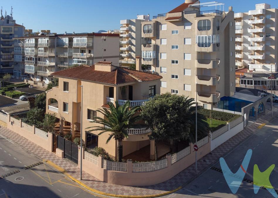 Sumérgete en la experiencia de vivir en una casa privilegiada en la codiciada playa de Xeraco, considerada la mejor valorada de la provincia de Valencia. Esta villa espectacular, situada prácticamente en primera línea de mar, te ofrece una combinación perfecta de tranquilidad y fácil acceso por autovía desde cualquier punto. Características de la Propiedad:. - Parcela y Construcción: La propiedad cuenta con una parcela propia de 326 m² y una superficie construida de 279 m² distribuidos en tres plantas. - Vistas y Ubicación: Disfruta de vistas impresionantes al mar y la cercanía a las dunas, a tan solo cincuenta metros. - Planta Baja: Encontrarás un amplio garaje con capacidad para varios vehículos, un cuarto de lavandería y trastero, además de un jardín con zonas cubiertas y descubiertas. - Primera Planta: Relájate con vistas al mar desde las dos terrazas, una en el salón comedor y otra en la cocina. También hay un baño completo en esta planta. - Segunda Planta: Alberga cuatro dormitorios y otro baño completo. Dos de los dormitorios cuentan con terrazas privadas con vistas al mar. Esta propiedad no solo ofrece una calidad de vida excepcional, sino que también despierta la envidia y la admiración de quienes la ven. . ¡Contáctanos Ahora!. Si deseas ser tú quien disfrute de esta maravillosa villa, no esperes más. ¡Contacta con nosotros ahora mismo y haz de esta casa tu hogar!. La descripción del presente inmueble e imágenes tienen mero carácter informativo y en ningún caso carácter contractual, pudiendo ser modificados por la inmobiliaria comercializadora sin que ello implique responsabilidad alguna frente a terceros. En el precio de venta a público, esta propiedad NO incluye los gastos de adquisición (Notario, registro, gestión, honorarios, etc…).