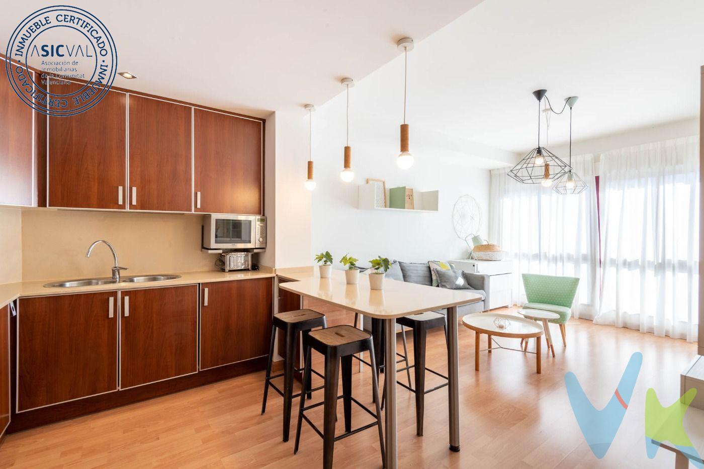 Vivienda en la zona nueva de Villarreal, frente al parque de la Mayorazga, y muy cerca de Mercadona. La distribución de la vivienda es muy cómoda, sin pasillo, con un hall de entrada que hace de distribuidor entre la zona de día y de noche. Tiene un salón comedor con cocina americana, dos dormitorios dobles con armarios empotrados y un cuarto de baño completo. Dispone de bomba frio/calor por conductos en toda la vivienda. La vivienda dispone de plaza de garaje y trastero ambos en sótano. El residencial tiene una zona privativa con juegos para niños. Por mandato expreso de la propiedad comercializamos este inmueble mediante contrato de exclusiva o multi-exclusiva, por el cual numerosas agencias colaboradoras,nacionales e internacionales,ofrecen esta vivienda a sus potenciales compradores, todo ello garantizando un servicio de calidad, un trato fácil, sencillo y sin interferencias de terceros. * Impuestos, gastos de compraventa tales como honorarios agencia y financiación no incluidos. 