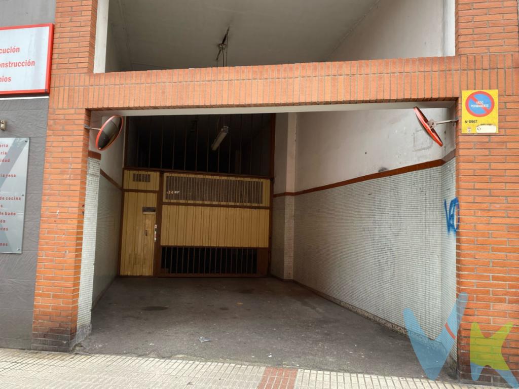  Disponemos de una oportunidad excepcional para aquellos que valoran la comodidad y la seguridad en el estacionamiento de su vehículo. Situado en el corazón de la zona Pumarín, en la vibrante ciudad de Gijón, este garaje se presenta como la solución perfecta para resolver los problemas de aparcamiento en la ciudad.Este espacio de estacionamiento está en venta, ofreciendo una práctica ubicación para residentes o inversores que busquen una propiedad en una ubicación estratégica. El garaje está ubicado en un edificio moderno y bien mantenido, construido en el año 2011, lo que garantiza instalaciones contemporáneas y en excelente estado estructural.La superficie de este garaje abarca 12.5 metros cuadrados, tanto útiles como construidos, lo cual asegura un espacio más que suficiente para aparcar cómodamente un vehículo estándar. Su diseño optimizado garantiza una maniobrabilidad sin complicaciones al entrar o salir, brindando una experiencia diaria fluida para el usuario.Un beneficio clave de esta propiedad es su ubicación privilegiada en Pumarín, una de las zonas más accesibles y céntricas de Gijón. La vecindad está bien conectada mediante transporte público y se encuentra cerca de diversas arterias principales, lo que facilita la movilidad por la ciudad. La conveniente situación del garaje también proporciona rápida proximidad a comercios, servicios y demás amenities que son imprescindibles para una vida urbana eficiente.Este garaje no solo representa una oportunidad valiosa para uso personal, sino que además constituye una inversión sólida dado el aumento constante en la demanda de estacionamiento en centros urbanos tan dinámicos como Gijón. Comprar este garaje garantiza una solución a largo plazo para todos los problemas de aparcamiento, mejorando significativamente su calidad de vida diaria.Para aquellos preocupados por la seguridad, este garaje se encuentra dentro de un edificio que cuenta con un sistema de vigilancia eficaz, proporcionando tranquilidad y protección para su vehículo en todo momento. La entrada y la salida del garaje son accesibles y seguras, priorizando siempre la comodidad de los propietarios.Una de las ventajas inigualables de adquirir este garaje es la reducción del estrés y la pérdida de tiempo que significan el buscar aparcamiento en una ciudad concurrida. Aparcar su coche a escasos pasos de su hogar o trabajo se convierte en una realidad inmediata con esta oportunidad que no debería dejar pasar.Este es el momento perfecto para visitar este útil garaje y valorar personalmente todas las ventajas que ofrece. No pierda la oportunidad de adquirir un espacio de estacionamiento confiable y bien ubicado que incrementa no solo su comodidad diaria, sino también el valor de su propiedad actual.Le invitamos a que venga a conocer este estupendo garaje en la zona de Pumarín, en Gijón. No deje pasar esta oportunidad única de mejorar su calidad de vida con una inversión segura y duradera. Contacte con nosotros para más información y para concertar una visita a esta propiedad que seguramente superará sus expectativas. 