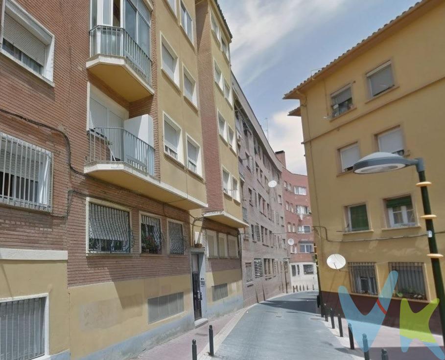 ¡Descubre tu nuevo hogar! Este encantador piso de 60 m² útiles es la oportunidad perfecta para quienes buscan un espacio acogedor y luminoso. Con dos dormitorios bien distribuidos, un amplio salón y una cocina de 15,78 m² totalmente equipada, este inmueble se adapta a todas tus necesidades. La galería en la cocina y el salón ofrece vistas a la calle, llenando cada rincón de luz natural. Situado en una zona con todos los servicios a tu alcance, este piso es ideal tanto como primera vivienda como inversión para alquilar. Disfruta del confort del aire acondicionado en la cocina y el pasillo, así como de la calefacción individual a gas ciudad que garantiza un ambiente cálido en invierno. Además, cuenta con una terraza y un balcón donde podrás relajarte al aire libre. No pierdas la oportunidad de realizar una visita virtual 360º y enamorarte de cada detalle. Este piso, ubicado en la segunda planta sin ascensor, es una opción de segunda mano en buen estado, construido en 1966. ¡Haz de este lugar tu nuevo hogar!. El precio indicado no incluye impuestos, gastos de notaría, registro y honorarios de intermediación.