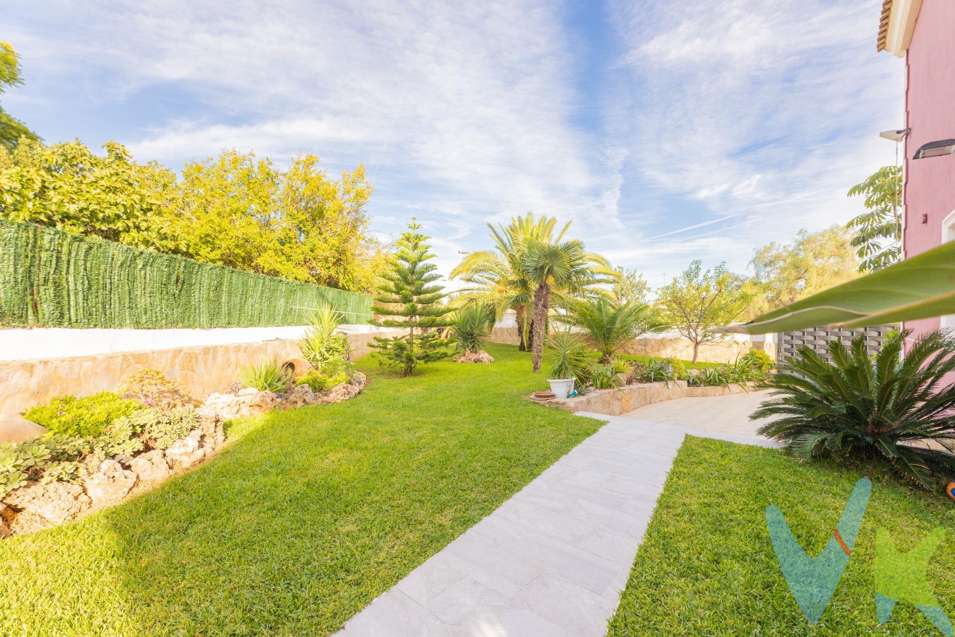 Chalet con encanto con casa de invitados y paellero cubierto en zona residencial de Llíria . Ubicada en una zona residencial tranquila en Llíria, esta propiedad ofrece una excelente combinación de privacidad, confort y calidad de vida, ideal para quienes buscan un entorno cuidado sin renunciar a la cercanía de Valencia. La vivienda se asienta sobre una parcela de 600 m², con espacios exteriores pensados para disfrutarse durante todo el año. ________________________________________. ✨ Distribución de la vivienda principal. Planta baja. •	Amplio salón-comedor con cocina abierta, creando un espacio diáfano, moderno y muy acogedor, con grandes ventanales que proporcionan abundante luz natural y salida directa a la terraza y a la zona del paellero cubierto. Chimenea en el salón, que aporta calidez y carácter. •	Una habitación, ideal como dormitorio, despacho o habitación de invitados. •	Un baño completo, cómodo y funcional para esta planta. Planta superior. •	Tres habitaciones, amplias y luminosas. •	El dormitorio principal destaca por su vestidor y su salida directa a una terraza privada, perfecta para disfrutar de la tranquilidad del entorno. •	Otra de las habitaciones cuenta con un pequeño vestidor. •	Un baño completo que da servicio a esta planta. Una distribución equilibrada, pensada para diferenciar claramente la zona de día y la zona de descanso. Preinstalación de aire por conductos, puerta automática de garaje. ________________________________________. 🔥 Zona exterior y paellero cubierto. El exterior de la vivienda está diseñado para disfrutarlo en cualquier época del año:. •	Paellero cubierto, con acceso directo desde la vivienda, ideal para reuniones, paellas y comidas al aire libre durante todo el año. •	Terraza amplia, conectada con el salón, perfecta como comedor exterior o zona chill out. •	Parcela de 600 m², con espacio suficiente para jardín, ocio y descanso, manteniendo privacidad. ________________________________________. 🏠 Casa de invitados independiente. Como valor añadido, la propiedad dispone de una casa de invitados totalmente independiente, ideal para alojar familiares o invitados con total privacidad. Cuenta con:. •	Salón con cocina integrada y sofá cama. •	Baño completo con ducha. Un espacio versátil, ideal también como despacho, estudio o apartamento auxiliar. ________________________________________. 🌿 Ubicación. Situada en una zona residencial consolidada y tranquila de Llíria, muy valorada por su entorno cuidado, con buena conexión, a 25 min de Valencia y cerca de la naturaleza. ¡No dejes pasar esta ocasión y agenda tu visita hoy mismo! 🏡✨. La descripción y los datos del presente inmueble tienen carácter meramente informativo y en ningún caso contractual. En el precio de la vivienda no están incluidos los honorarios de agencia, gastos de compraventa y/o financiación. Se presenta una edificacion de 155m2 y otra edificacion 43m2 segun consta  en catastro. Dicha finca registral no esta coordinada con catastro. Por mandato expreso del propietario, comercializamos este inmueble en exclusiva compartida, lo que garantiza un servicio de calidad, un trato fácil y personalizado, una gran difusión en nuestras redes compartidas y sin interferencias de terceros. Por este motivo se ruega no molestar al propietario, a los ocupantes de la propiedad, a los vecinos o conserjes del edificio si los hubiera. Si eres una agencia, llámanos colaboraremos contigo. Muchas gracias. . . 