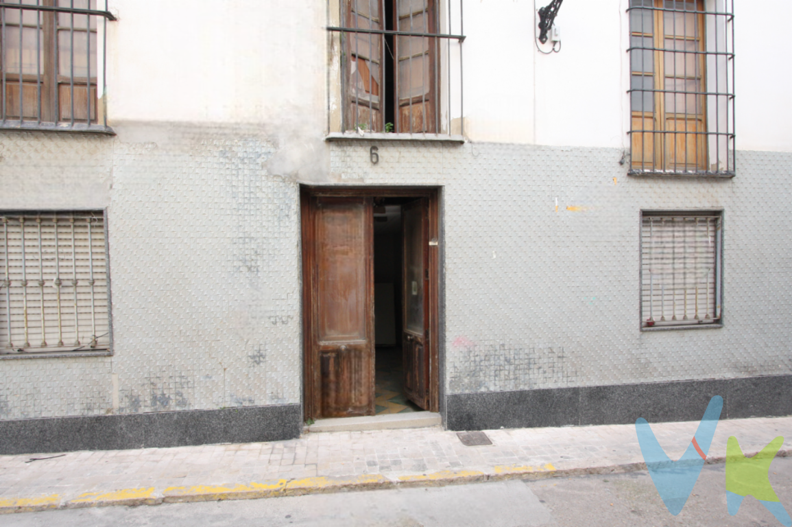 Piso en planta baja en una ubicación excelente en el centro de Xátiva, perfecta para INVERSIÓNSe trata de una vivienda para reformar en una calle céntrica, con encanto y con todos los servicios al lado, junto a la plaza Calixto III y la Col.legiata de Santa María.Actualmente tiene la distribución dividida en un gran recibidor, salón con chimenea, dos habitaciones dobles, cocina con otra habitación enfocada en la actualidad a despensa y baño.Se podrían hacer 3 habitaciones.A un paso de la estación de tren y autobuses, supermercados, farmacia, colegios etc.No pierdas la oportunidad de crear la casa de tus sueños en una ubicación idílica o de conseguir una muy buena rentabilidad por inversión.Sé el primero en llamarnos.Si tienes que vender antes tu vivienda, llámanos y te asesoramos cómo hacerlo para además tener los mínimos gastos posibles y todas las garantías.Agencia Registrada con el nº00516 en el Registro Obligatorio de Agentes Inmobiliarios de la Comunidad ValencianaPor mandato expreso del propietario, COMERCIALIZAMOS ESTE INMUEBLE EN EXCLUSIVA, lo que le garantiza el acceso a toda la información, a un servicio de calidad, un trato fácil, sencillo y sin interferencias de terceros. Por este motivo, se ruega NO MOLESTAR AL PROPIETARIO, a los ocupantes de la propiedad o a los vecinos. Muchas gracias por su comprensión.La oferta está sujeta a cambios de precio o retirada del mercado sin previo aviso. Este anuncio en su conjunto, incluyendo textos, fotos, imágenes o cualquier otro contenido de este, no es vinculante dado que la información es ofrecida por terceros y puede contener errores. Se muestra a título informativo y no contractual.El precio anunciado NO INCLUYE los impuestos, ni los gastos como, Notario, Registro de la Propiedad, ni los honorarios de la agencia inmobiliaria.Esta propiedad se pone a la venta con toda la documentación comprobada y en regla, por lo que ofrecemos GARANTIAS a los compradores.