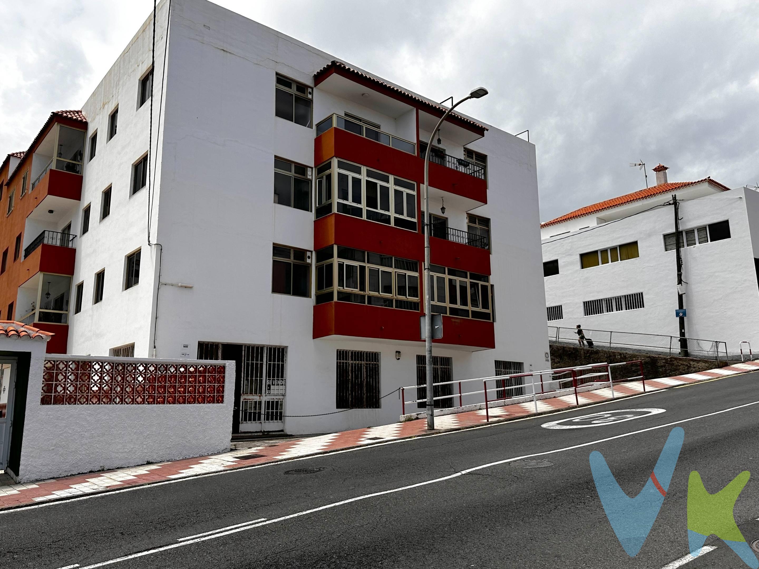 ¡Gran oportunidad de inversión en Los Realejos, Tenerife!. Se vende espacioso local diáfano de más de 300 metros cuadrados, ideal para nuevos emprendedores. Perfecto para actividades como gimnasio, supermercado, academia o showroom. Ubicado muy próximo a centros comerciales, con excelente acceso y vado. ¡No dejes pasar esta inversión única! Contáctanos para más detalles y visitas.