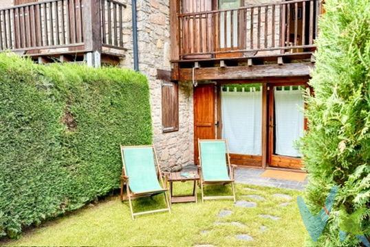 Descubre tu refugio en la Cerdanya en este entorno a solo 3 kms de Bellver de Cerdanya. Conocida como la Torre de Pisa de la Cerdanya, esta localidad combina la belleza naturial y un ambiente acogedor. Esta adosada de estilo típico de la Cerdanya se encuentra en una exclusiva comunidad de sólo 5 viviendas, brindando un ambiente tranquilo. La propiedad se distribuye en dos plantas muy luminosas. En la planta baja encontrará el salón comedor con chimenea, ideal para relajarse en las noches. Desde aquí tendrá acceso al jardín privado, ideal para compartir momentos inolvidables con amigos y familia. La cocina americada, muy funcional y que conecta con una terraza dónde poder desayunar con vistas a las montañas. En la segunda planta se encuentran las 3 habitaciones, todas con armarios empotrados y un baño completo. Podrá disfrutar de una zona compartida con un amplio espacio que cuenta con una barabacoa, escenario ideal para celebaraciones y reuniones con amigos y familiares. No pierdas la oportunidad de vivir en un entorno natural y sereno, donde cada día pude ser una nueva aventura. ¡Contactanos para convertar una visita y déjate enamorar del entorno!. . NOTA :. “En el precio de venta están incluidos los honorarios de la agencia inmobiliaria, pero no incluye impuestos ni gastos que conllevan la escritura, por lo que se debe añadir a la compra en viviendas de segunda mano el ITP, en viviendas de Obra Nueva el IVA y AJD y en ambos casos los honorarios de notaría y registro. No están incluidos en el precio el mobiliario y los enseres. Los precios de la oferta pueden ser modificados o darse de baja sin previo aviso y todos los datos expuestos son meramente orientativos.”. 