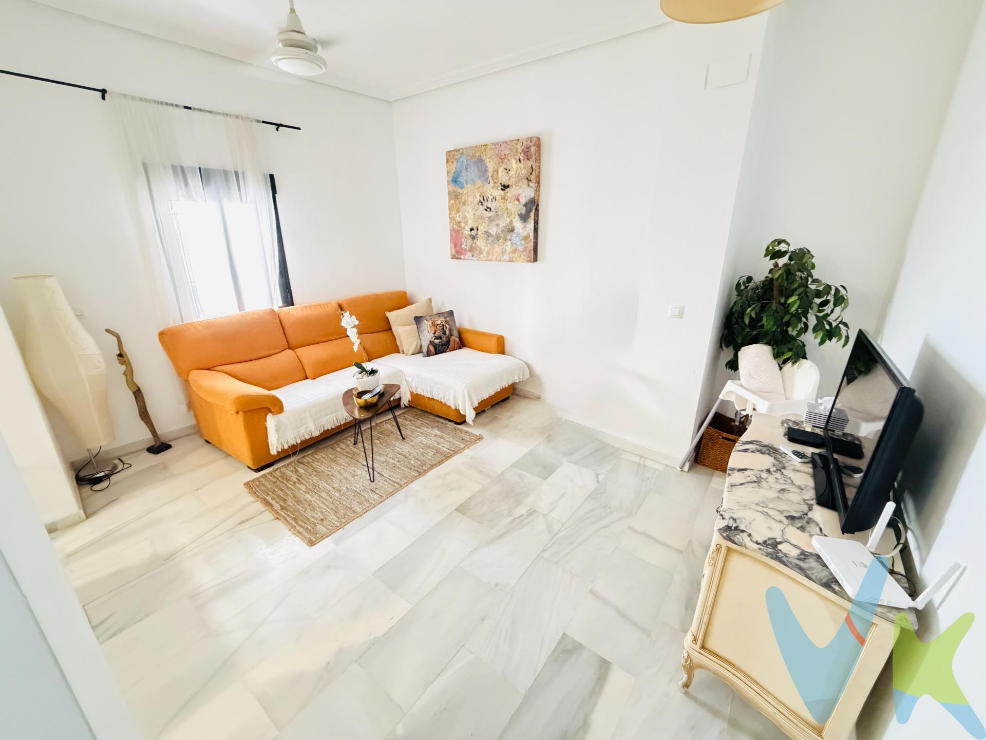 Preciosa vivienda de 2 dormitorios y 2 baños totalmente reformado y listo para ser habitado desde el primer día. Ideal como inversión !!!. Características y calidades principales: . Vivienda con 103 m2 construidos en planta primera -sin ascensor- situada en edificio de reciente construcción (2007) totalmente reformado en pleno casco antiguo de Córdoba. La vivienda consta de 2 amplios dormitorios y 2 baños, teniendo el dormitorio principal baño en suite. Cocina americana totalmente amueblada y equipada con una barra americana que la comunica con salón-comedor que le da servicio a toda la vivienda. El inmueble cuenta con unos excelentes acabados y calidades, es super luminosa y semiexterior, teniendo entre otros:  ventanas de doble acristalamiento, suelo de mármol blanco, armarios empotrados en ambas habitaciones, mosquiteras, climatización centralizada frio y calor, ….. La vivienda se vende sin mobiliario, salvo cocina, y salvo pacto previo por las partes. IBI: 384€/año (2025) y cuota de comunidad actual de casi 68 €/mes . Destacamos:. -	Perfecto estado de conservación, posibilidad de inversión para al alquiler turístico y /o larga duración  . -	Cuenta con licencia registrada para uso turístico (hasta 6 personas). -	Cuarto trastero en azotea de unos 3m2, y cenador de uso comunitario. INFORMACIÓN RELEVANTE. Para cumplir con la normativa vigente tenemos a disposición del cliente el Documento Informativo Abreviado (DIA) así como la información mínima solicitada en el artículo 31 de la Ley 12/2023, de 24 de mayo, por el Derecho a la Vivienda. Respecto al precio de venta indicado, éste, no tiene caducidad, y puede ser alterados sin previo aviso. En caso de venta, el precio corresponde únicamente al inmueble, sin incluir mobiliario, salvo se indique lo contrario, y de forma expresa. En cumplimiento de las obligaciones de información previstas en la Ley 10/2025, de 28 de diciembre, de servicios de atención a la clientela y transparencia, así como en la normativa sectorial vigente, se hace constar que el precio indicado NO INCLUYE los gastos e impuestos inherentes a la adquisición, los cuales se desglosan a continuación:. •	Impuesto sobre Transmisiones Patrimoniales (ITP)(*): Se aplicará el tipo impositivo vigente en la Comunidad Autónoma de Andalucía (generalmente el 7%), sin perjuicio de tipos reducidos del 3,5%, 1,2% o 1% aplicables según las circunstancias personales del comprador o las características del inmueble. El impuesto se devenga sobre el Valor de Referencia de Catastro o el precio de venta, aquel que resulte superior. •	Honorarios Agencia del comprador: 2,5 % del precio final de venta más el 21% de IVA (con un mínimo de 3.500 € más el 21% de IVA). •	Gastos de Notaría: Los honorarios notariales se calcularán conforme al arancel oficial regulado en el Anexo I, del Real Decreto 1426/1989, de 17 de noviembre, por el que se aprueba el arancel Notarial. •	Gastos de Registro: La inscripción en el Registro de la Propiedad se facturará según el arancel oficial establecido en el ANEXO I, del Real Decreto 1427/1989, de 17 de noviembre, por el que se aprueba el arancel Notarial. •	Gastos de Gestión (Gestoría): Los honorarios por la tramitación administrativa, liquidación de impuestos e inscripción registral ascienden a unos 600€ aproximadamente (IVA incluido). (*)Para una información exhaustiva sobre el funcionamiento, tipos impositivos y bonificaciones del ITP en Andalucía, puede consultar el portal oficial de la Agencia Tributaria de la Junta de Andalucía. . FINANCIACIÓN: Si lo desea, ponemos a su disposición un estudio profesional previo, gratuito y personalizado de financiación para la compra del inmueble. 