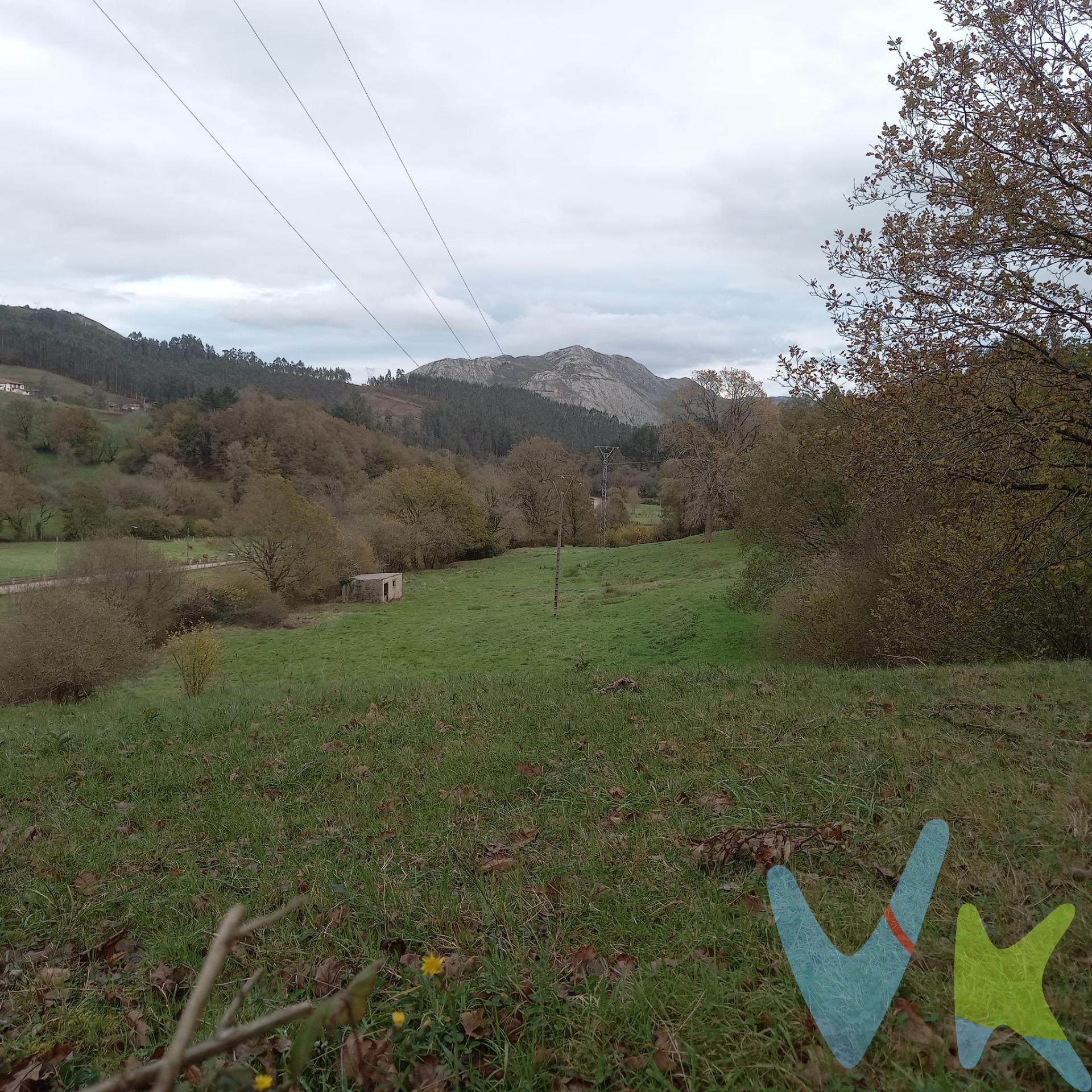 Se vende una magnífica parcela de suelo rústico de 12.111 m2  en la tranquila localidad de Coó, perteneciente al municipio de Los Corrales de Buelna. Ideal para aquellos que buscan un espacio natural con potencial productivo y una ubicación inmejorable. Ubicada en la prestigiosa zona denominada Mies de los Remedios, justo detrás de la histórica Ermita de Los Remedios de Coó, esta finca ofrece un entorno de paz y unas vistas excepcionales de los valles cántabros. Lo que hace verdaderamente especial a esta finca es su privilegiada ubicación, que combina el aislamiento rural con una conectividad excepcional:. •	Proximidad a Coó: La finca se encuentra a escasos metros de la entrada de la localidad. •	Cercanía Urbana: A solo 5 km de Los Corrales de Buelna, donde encontrará todos los servicios. •	Conexión Rápida: Muy próxima al polígono industrial de Barros y con acceso inmediato a la autovía, facilitando el transporte de ganado o aperos. Gastos de la transacción:  . Compra sujeta al ITP. El adquiriente deberá hacerse cargo del coste de la escritura y su inscripción en el Registro de la propiedad. 