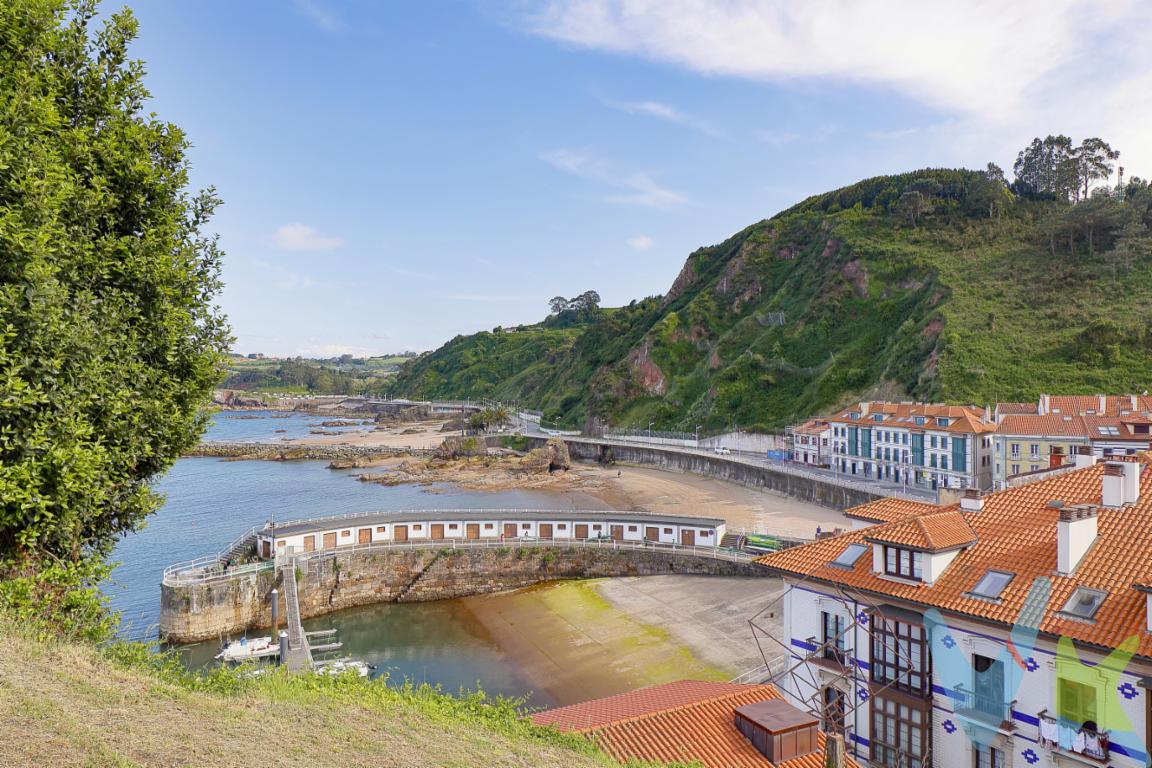 ¡Descubre la oportunidad perfecta para invertir en tu futuro hogar! Disponible para la venta, presentamos un estupendo ático en la encantadora localidad de Candás, donde la tranquilidad y el encanto del mar se combinan para ofrecer una calidad de vida inigualable. Este luminoso piso ubicado en la tercera planta, cuenta con 110 metros construidos, distribuidos de manera eficiente para aprovechar cada rincón y proporcionar confort a sus futuros propietarios.Entrar a este piso es dejarse seducir por su innegable encanto. Las tres amplias habitaciones ofrecen un espacio acogedor, ideal para descansar y recargar energías después de un día disfrutando de las actividades que ofrece Candás. Cada habitación está diseñada para maximizar la luz natural, creando ambientes cálidos y agradables. Este ático también cuenta con un espacioso salón con grandes ventanales , perfecto para recibir a familiares y amigos, con suficientes metros cuadrados para decorarlo a tu gusto. Dispone de dos baños completos uno con amplio plato de ducha y el otro con bañera. La urbanización, tiene zonas ajardinadas muy bien mantenidas, un local social con mesa de ping pong, zona de spuash y espacio para bicicletas.Adicional a sus interiores bien distribuidos, el inmueble presume de excepcionales vistas al mar, un lujo que no solo añadirá valor a tu inversión, sino que aportará un toque de serenidad a tus días. Levantarte cada mañana y contemplar el azul del mar desde la comodidad de tu hogar es una experiencia incomparable que solo unas pocas propiedades pueden ofrecer. ¿ se imagina desayunar en la coqueta terraza con la playa y zonas ajardinadas en el exterior ? El edificio, construido en el año 1986, se encuentra en excelente estado de conservación y dispone de un moderno ascensor, que facilita el acceso a la tercera planta donde se sitúa el ático. Este atractivo conjunto residencial también pone a disposición una plaza de garaje, una característica esencial para aquellos que buscan comodidad y seguridad al estacionar su vehículo.La ubicación del inmueble es otro de sus grandes atractivos. Situado en una zona con acceso cercano al servicio de autobuses, supermercado en la misma calle, y  lo más atractivo  : A escasos pasos de la playa , hace que el lugar sea del todo mágico.Un piso desde el cual disfrutar de la brisa marina, espectaculares vistas y la comodidad de vivir en un vecindario amigable y bien ubicado. Este ático en venta es mucho más que un simple lugar donde vivir; es un espacio que promete convertir cada día en una experiencia placentera.La villa Marinera de Candás, capital del concejo de Carreño, situada a 20 minutos de Gijón y media hora de Oviedo, destaca por su  marinera orografía y su historia, es el típico puerto norteño, fue uno de los más destacados del cantábrico, el paseo marítimo, el faro, o el centro de escultura Museo Antón , todo lo anterior unido a su gastronomía , rica en mariscos y pescados frescos, hace que el pueblo sea de los más atractivos en Asturias.No pierdas la oportunidad de conocer esta exclusiva propiedad. Pautar una visita es tan sencillo como necesario para descubrir por ti mismo el potencial y el encanto de este acogedor piso. Quedamos a tu disposición para resolver cualquier duda, así como para concertar una cita que te permita experimentar de primera mano todo lo que este maravilloso ático en Candás tiene para ofrecerte. Tu futuro hogar te espera.Contamos con más de 35 años de experiencia acreditada y nuestro objetivo es garantizarle un servicio de compra humano, ético, de calidad, fácil y seguro. Nuestro equipo lo integran agentes con la titulación AIR (Agente Inmobiliario Registrado), somos CRS (Council of Residential Specialist) y API. (Agente de la Propiedad Inmobiliaria Colegiado nº248). Contamos con un seguro de Caución que nos permite garantizar el depósito de las cantidades entregadas por nuestros clientes.Te ayudamos con la financiación con las mejores condiciones hipotecarias hasta el 100%.Consulte en nuestras reseñas de Google lo que opinan los clientes que ya han trabajado con nosotros.EL precio no incluye gastos de notaría, registro e impuesto de transmisiones. 