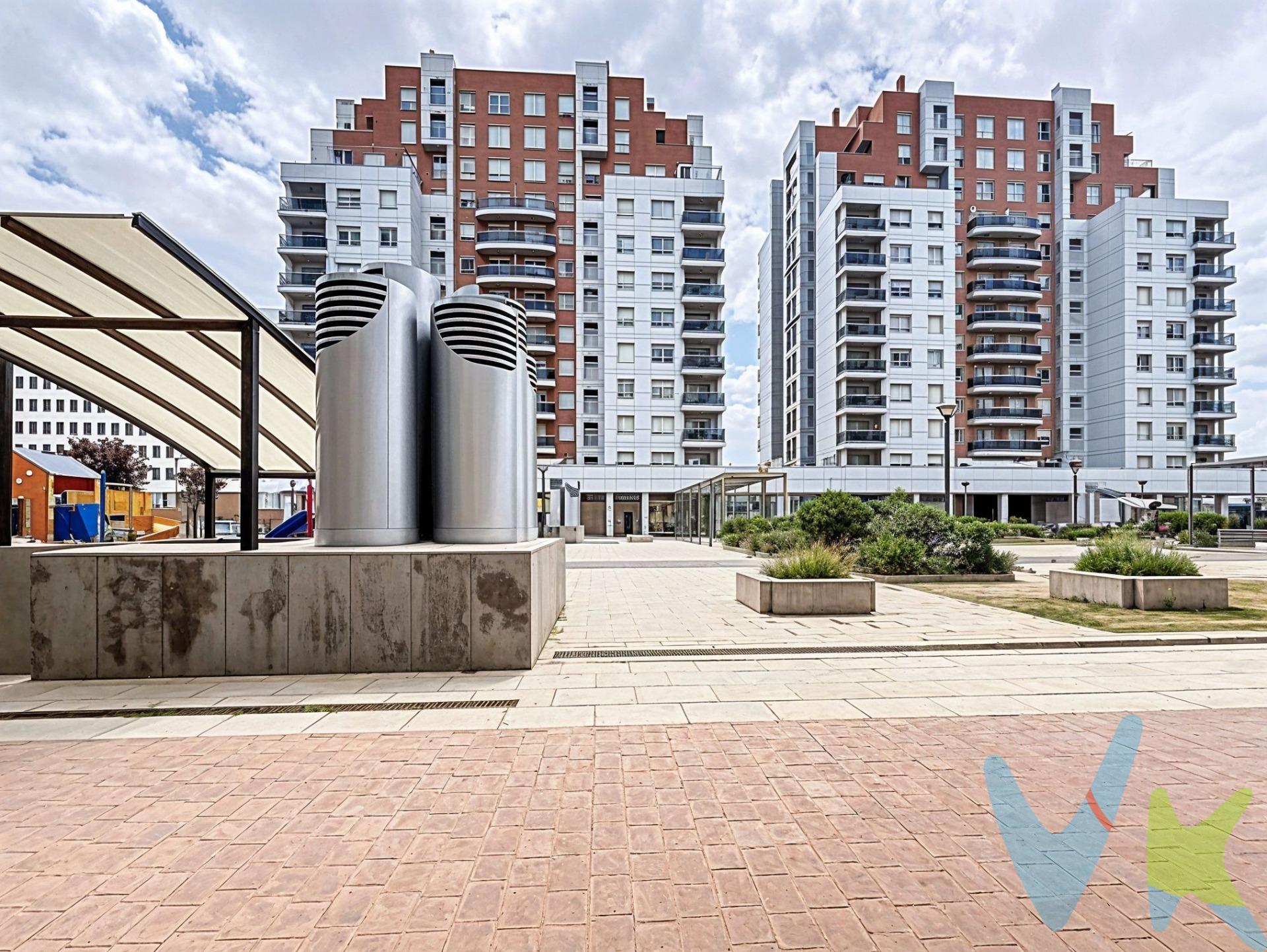 Tu nuevo hogar en Burjassot te está esperando . Ubicado en Plaza Vicente Agulló, nº2, en una de las zonas más modernas y consolidadas de la ciudad desde 2009, con nuevos proyectos que siguen transformando el entorno en un lugar cada vez más atractivo para vivir. Para quienes escuchan el hogar: Imagina despertar cada mañana en una vivienda tranquila, con el sonido suave del aire acondicionado centralizado manteniendo el ambiente perfecto. Relájate en el salón mientras disfrutas del silencio que ofrecen las ventanas bien aisladas o comparte una charla cálida en la cocina, con su distribución pensada para la conversación y la convivencia. Para quienes lo sienten: Este piso en cuarta planta transmite calidez desde el primer paso. El suelo de parquet bajo tus pies, la calefacción a gasque te envuelve en los días fríos, y la comodidad de 117 m² útiles hacen de esta vivienda un espacio donde realmente puedes sentirte en casa. La habitación principal tipo suite, con su vestidor y baño privado, es un refugio diseñado para el descanso. Para quienes lo ven todo: Visualiza un edificio moderno con dos ascensores por escalera, zonas comunes cuidadas y espacios infantiles ideales para familias. Disfruta de las vistas desde el balcón, el diseño actual de los acabados, y una cocina luminosa con galería. Además, la propiedad incluye plaza de garaje y trastero, añadiendo funcionalidad a tu día a día. 🏡 3 habitaciones (2 simples y 1 doble con baño en suite) . 🛁 2 baños completos . 🚗 Garaje + trastero incluidos . 🎈 Zonas comunes con parque infantil. Este piso no solo se ve bien. Se escucha bien. Se siente bien. Ven a visitarlo y compruébalo tú mismo. La descripción del presente inmueble e imágenes tienen mero carácter informativo y en ningún caso carácter contractual, pudiendo ser modificados por la inmobiliaria comercializadora sin que ello implique responsabilidad alguna frente a terceros. En el precio de venta a público, esta propiedad NO incluye los gastos de adquisición (Notario, registro, gestión, honorarios, etc…).