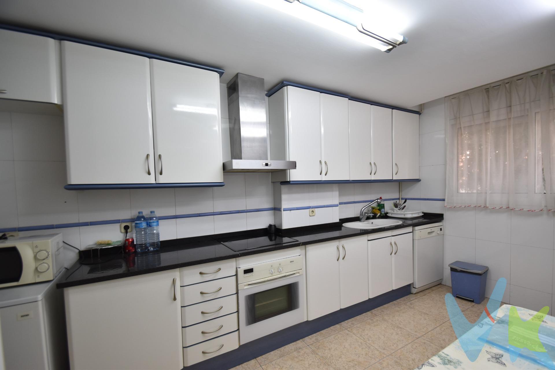 ¿Buscas espacio real, luz a todas horas y una ubicación donde ganar calidad de vida? Pocos pisos ofrecen la combinación perfecta de amplitud, orientación y tranquilidad. Este piso esquinero de 105m² útiles en la bonita zona de La Fisa es de esas viviendas pensadas para disfrutarlas en familia sin renunciar a nada. Al ser totalmente exterior y estar orientado a dos fachadas, la luz natural baña cada rincón desde la mañana hasta el atardecer. Espacio, distribución y confort diario con una amplia zona de estar con salida directa a un gran balcón, el rincón perfecto para desayunar, relajarte tras la jornada o crear una zona exterior con plantas. Cocina office espaciosa con práctico lavadero y zona de noche con 4 dormitorios exteriores (una suite) y dos baños. Situado en una primera planta con ascensor dentro de una comunidad excelente, de vecinos tranquilos y mantenimiento impecable. Olvídate de dar vueltas, incluye plaza de parking en la misma finca, con acceso cómodo y directo desde el ascensor. Vilanova i la Geltrú se ha consolidado como uno de los destinos más codiciados del Garraf. Es la combinación perfecta entre la paz del mar, una amplia oferta cultural y gastronómica, y una conexión rápida tanto con Sitges, como con Barcelona (a solo 40 minutos en tren o coche), el aeropuerto queda solo a 20 minutos.Dentro de la ciudad, La Fisa es un enclave privilegiado: una zona residencial moderna, cuidada y familiar, caracterizada por sus calles anchas, parques y ambiente apacible, pero con todos los servicios, colegios y comercios a mano sin necesidad de coger el coche. ¿Concertamos la visita? ¡Los pisos vuelan!  . Cédula habitabilidad CHB04733526001. Certificado Energético: Referencia YKSB4CCQ4 Consumo de energia G 337 Kwh/m² año Emisiones G 69 Kg CO2/m² año. El precio no incluye impuestos (ITP, IVA y AJD), ni los gastos de notario ni los de registro. 