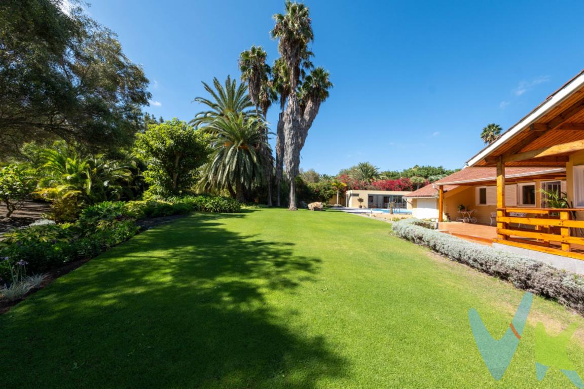 Descubre esta espectacular propiedad ubicada en Bandama, con una parcela de 5.000 m² y rodeada de naturaleza. Este chalet combina comodidad, lujo y espacio para disfrutar tanto en su interior como en el exterior. En la primera planta , encontrarás un enorme salón con acceso a un maravilloso porche que ofrece vistas al jardín, una cocina independiente , dos habitaciones individuales, y una suite principal con baño privado. Todo pensado para ofrecer el máximo confort. La planta baja está diseñada para el relax y el entretenimiento: una sala de spa con jacuzzi, sauna y baño, una biblioteca , un cuarto de televisión y juegos, y un despacho perfecto para trabajar desde casa. La casa además cuenta con calefacción central con radiadores a través de caldera de gasoil. El extenso jardín es un auténtico oasis con una gran piscina y una zona chill-out para disfrutar de fiestas con amigos, además de una cuadra para caballos, un hermoso estanque para peces y numerosos árboles frutales. Este chalet también cuenta con un apartamento independiente, ideal para recibir a amigos o familiares con total privacidad, un parking techado para 3 coches  y parking para invitados. Está equipado con placas solares, para mayor eficiencia energética. Los gastos e impuestos derivados de la compraventa no están incluidos en el precio. 