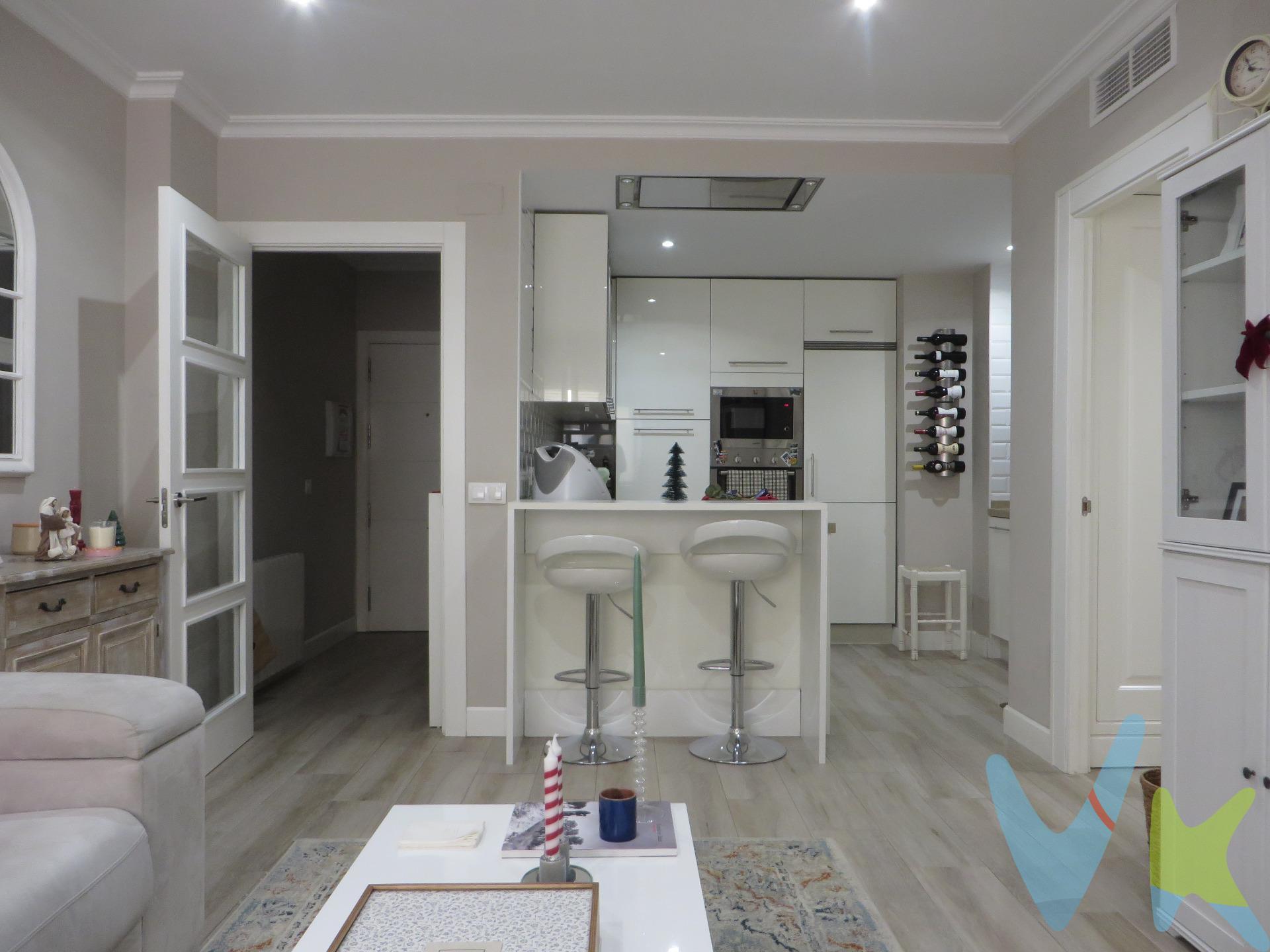 Cuando vives en Doce de Octubre descubres que es un ecosistema propio dentro del centro. No es sólo una calle que conecta Ronda de los Tejares y Avenida de América. Es también reencuentros familiares, tardeos inolvidables y ese notición que contaste a tu amigo. Allí el latido de la ciudad es distinto, es más intenso. Hasta que entiendes que ése es tu sitio, que quieres quedarte para siempre. Sólo te quedaría encontrar ese piso en el que dar continuidad a tu historia. Y creemos que ésta es tu oportunidad. Porque el salón-comedor es un espacio diáfano, alegre y sofisticado. Pensado para relacionarse mientras se realizan tareas domésticas. Recorriendo el pasillo, tendríamos, a derecha, dos dormitorios; en el frente, un baño de ensueño; y, a izquierda, el dormitorio principal. En este último, los acabados, el baño en suite y el coqueto vestidor nos recuerdan que estamos ante un inmueble de lujo. Toda la vivienda destila excelencia y diseño. Su planta regular y su estudiada distribución multiplican la funcionalidad y armonizan el ambiente. Para que todas las necesidades estén satisfechas, incluye un enorme trastero con ventana y sería posible arrendar el garaje que actualmente tiene alquilado el propietario. En las proximidades encontramos equipamientos como el Centro de Salud Córdoba Centro, la Estación de Autobuses de Córdoba y la Estación de Tren Córdoba Central. El inmueble se entrega parcialmente amueblado. Inventario de mobiliario disponible para el interesado. ¿Te estás imaginando viviendo en él, verdad?. ● ● ● ● ● ● ● ● ● ● ● ● ● ● ●. INFORMACIÓN ADICIONAL. Los gastos de compraventa, según ley, y los honorarios de la agencia no están incluidos en el precio. 