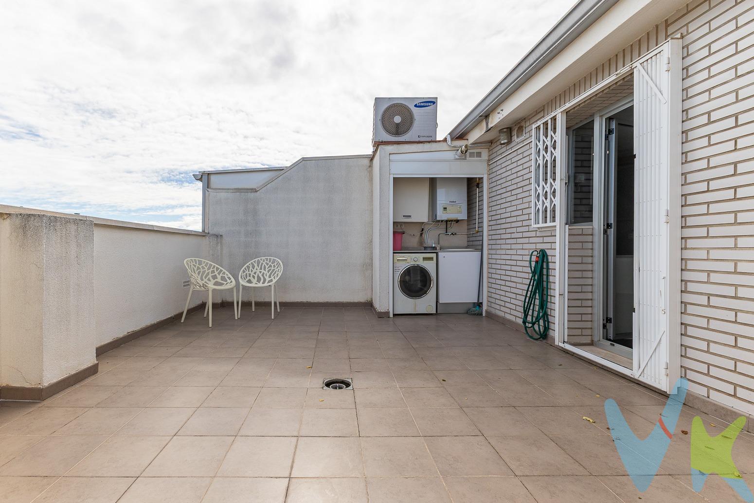 Ático dúplex semi-nuevo con terraza y balcón en Aldaia (Valencia). Este espectacular ático dúplex, construido en 2006, combina comodidad, modernidad y amplios espacios en una ubicación privilegiada en Aldaia. Incluye en el precio una plaza de aparcamiento y un trastero en el mismo edificio, ofreciendo una solución integral para tus necesidades de almacenamiento y movilidad. Primera planta:. Habitaciones: tres habitaciones con armarios empotrados, una de ellas con armario de 4 puertas, cajoneras y salida a un balcón de 12 metros cuadrados, protegido con rejas para mayor seguridad. Baño: Baño moderno equipado con bañera. Baño Suite completo con plato de ducha y mueble encastrado con espejo. Aire acondicionado: Sistema independiente de aire acondicionado por conductos para frío y calor, garantizando confort durante todo el año. Detalles adicionales: Ventanas de aluminio con doble acristalamiento (climalit), mosquiteras en todas las estancias, suelo de mármol y calefacción de gas natural. Segunda planta:. Salón-comedor: Amplio, con techos altos abuhardillados que aportan luminosidad y sensación de amplitud. Terraza: Acceso directo a una terraza de 26 metros cuadrados, equipada con persiana automática y rejas, ideal para disfrutar del buen clima y momentos al aire libre. Cocina: Moderna y funcional, con salida a la terraza, equipada con lavadero cerrado con persiana automática, caldera de gas natural. Aseo: Pequeño aseo adicional para mayor comodidad. Climatización: Sistema independiente de aire acondicionado por conductos para frío y calor, garantizando confort durante todo el año. Características adicionales:. Todas las estancias disponen de mosquiteras para mayor confort. Ventanas de aluminio con doble acristalamiento (climalit) que aseguran aislamiento térmico y acústico. La propiedad cuenta con calefacción de gas natural y suelo de mármol en toda la vivienda, aportando elegancia y facilidad de mantenimiento. Este ático dúplex es una oportunidad única para quienes buscan un hogar moderno, con amplios espacios exteriores y excelentes acabados en una zona tranquila y bien comunicada de Aldaia. El precio NO INCLUYE los gastos de Notaria, Registro, impuestos ni honorarios de la Inmobiliaria-. Los datos e información contenida en este anuncio son meramente informativos, por lo que no tienen carácter contractual, reservándose la Inmobiliaria de poder modificarlos en cualquier momento. Para saber más sobre el mismo no dude en ponerse en contacto con nosotros. 