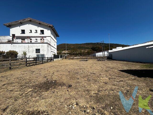 PARCELA URBANA DE 1.016 M² PARA CONSTRUIR TU VIVIENDA EN IZURDIAGA
¿Buscas un lugar tranquilo donde construir una vivienda a tu medida, rodeado de naturaleza y con todos los servicios a pocos minutos?
En Izurdiaga, localidad perteneciente al término municipal de Arakil, se encuentra esta amplia parcela de suelo urbano de 1.016 m², una oportunidad especialmente interesante para quienes buscan espacio, tranquilidad y posibilidades de construcción.
La parcela permite plantear la construcción de una vivienda unifamiliar en planta baja o, alternativamente, una edificación distribuida en planta baja, primera planta y bajo cubierta, ofreciendo diferentes posibilidades para desarrollar un proyecto residencial adaptado a las necesidades de cada propietario.
Uno de los aspectos más interesantes de la parcela es que cuenta con las redes de abastecimiento, saneamiento y suministro eléctrico en el entorno inmediato, facilitando el planteamiento y desarrollo del futuro proyecto.
TRANQUILIDAD Y BUENAS COMUNICACIONES
Izurdiaga es un pequeño núcleo de carácter residencial que ofrece un entorno tranquilo y agradable para quienes buscan alejarse del ritmo urbano sin renunciar a la comodidad de tener servicios y equipamientos cerca.
A muy pocos minutos se encuentra Irurtzun, localidad de referencia en la comarca, donde encontrarás una amplia oferta de comercios, servicios, centros educativos, hostelería y diferentes dotaciones, además de buenas comunicaciones por carretera con Pamplona, Donostia / San Sebastian o Vitoria.
UNA PARCELA PARA CREAR TU PROPIO PROYECTO
Sus 1.016 m² de superficie, junto con sus posibilidades edificatorias y su ubicación, convierten esta parcela en una interesante oportunidad para desarrollar una vivienda unifamiliar desde cero, diseñada según tus necesidades, gustos y forma de vida.
Un espacio para disfrutar de la tranquilidad de un entorno residencial y natural, manteniendo al mismo tiempo la proximidad a Irurtzun y sus servicios.
Si estás buscando una parcela urbana amplia para construir tu futura vivienda en un entorno tranquilo y bien comunicado, merece la pena conocer esta oportunidad en Izurdiaga.
INFORMACIÓN LEGAL
▪ Información meramente orientativa, sin carácter contractual.
▪ Superficies y características aproximadas, con finalidad descriptiva.
▪ En el precio de venta están incluidos los honorarios de la agencia inmobiliaria, que serán asumidos por la parte vendedora.
▪ El precio indicado no incluye los gastos e impuestos derivados de la compraventa a cargo del comprador (Notaría, Registro de la Propiedad, I.T.P., A.J.D. o I.V.A., según corresponda), ni otros posibles gastos asociados.
▪ El inmueble se transmite sin mobiliario ni otros enseres, salvo que se indique expresamente lo contrario.
 
A modo orientativo en Navarra:
▪ Notaría y Registro: 1%–1,5%.
▪ ITP: tipo general 6% (con posibles bonificaciones).
▪ AJD: aprox. 0,5%–1%.