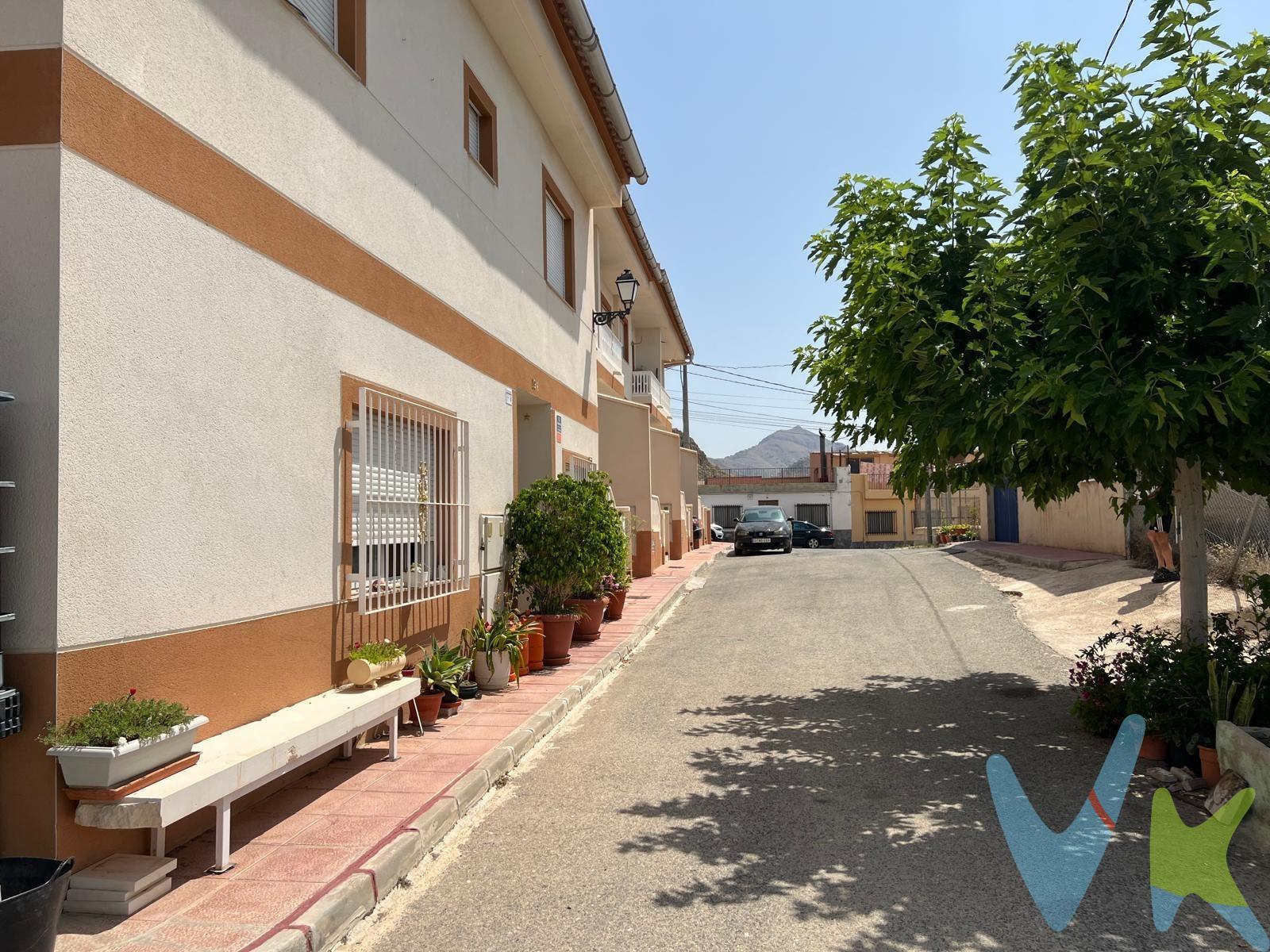 Crea el hogar que siempre has soñado en BARINAS, encantandora pedanía de ABANILLA. Es una vivienda pareada de obra nueva, por lo que estrenarás esta acogedora vivienda haciendo esquina de 11m2 distribuida en 2 plantas, en la planta principal encontramos un amplio y luminoso salón comedor amueblado con salida a patio y cocina amueblada con electrodomésticos, y debajo de la escalera una amplia zona para utilizar como trastero o pequeña estancia. En la planta de arriba hay 2 amplias habitaciones con impresionantes vistas al campo de Abanilla y un baño con ventana. Dispone de armarios empotrados y termo eléctrico de agua caliente. Cuando te pongas en contacto con nosotros te informaremos de los gastos que no están incluidos en el precio, gastos de compraventa y honorarios de agencia y te ayudaremos para que tu proceso de compra con nosotros se convierta en un. Calma: Estado ideal de tranquilidad que tendrás al comprar tu casa con nosotros. Por último, te vamos a contar una cosa: Los propietarios han confiado en nosotros y nos han contratado en exclusiva para que les ayudemos a vender uno de sus bienes más preciados, su casa, su hogar. Esto para ti, como comprador, será una garantía ya que tendrás acceso a un servicio de calidad, un trato fácil, sencillo y sin interferencias de terceros. Por eso, te vamos a pedir un favor, habla con nosotros, no los molestes, te vamos a ayudar en caso de interés en todo el proceso y te vamos a facilitar toda la documentación e información que precises. Como ya te habíamos dicho, ¡Un servicio de calidad!. Situado en buena zona, tranquila y cerca de todos los servicios. Por la Zona donde esta situada, es una casa acojedora, la casa perfecta, para relajarse, disfrutar de la naturaleza, un fabuloso sitio, para desconectar. Muy bien comunicada a unos 45 minutos de Murcia y unos 50 minutos de zonas de playa como Torrevieja, Santa Pola, Guardamar, etc.