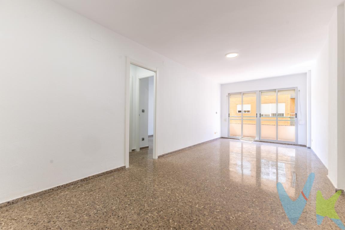 ¿Buscas un hogar amplio, bien ubicado y listo para entrar a vivir? ¡Este piso es para ti!Ubicación privilegiada, a pocos minutos de la playa, con excelente conexión a transporte público, colegios, comercios y zonas verdes.Características principales:4 habitaciones amplias y luminosasCocina independiente2 baños completosBalcón con vistas despejadas, ideal para disfrutar al aire libreEdificio tranquilo y bien mantenidoIdeal para familias que buscan comodidad y espacio, o como inversión con alta rentabilidad.¡Listo para entrar a vivir!Contáctanos para agendar una visita y conocer más detalles. 