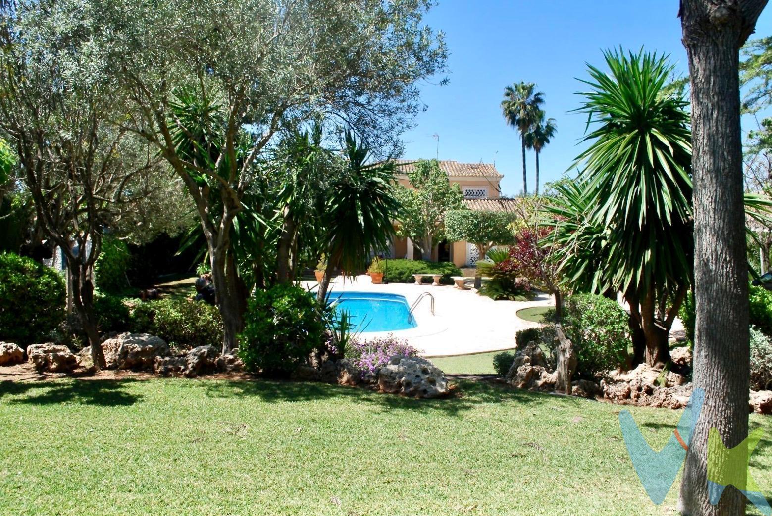 Le presentamos esta maravillosa vivienda independiente situada en la urbanización Montesano, en San Antonio de Benagéber, un entorno residencial consolidado que combina privacidad, serenidad y una excelente conexión con Valencia. La propiedad, con 444 m² construidos sobre una magnífica parcela de 2.400 m², destaca por su generosa amplitud y por el cuidado equilibrio entre elegancia, funcionalidad y calidad de vida. Rodeada de un jardín consolidado y exquisitamente mantenido, la vivienda invita a disfrutar de un ambiente natural y relajado durante todo el año. La piscina privada se integra con armonía en el conjunto exterior, mientras que el paellero cerrado ofrece un espacio acogedor y versátil, ideal para reuniones y celebraciones en cualquier estación. Distribuida en dos cómodas plantas, la casa dispone de seis dormitorios y tres baños completos, proporcionando espacios amplios y luminosos que se adaptan con facilidad a las necesidades de cada familia. La cocina , práctica y bien organizada, se complementa con un elegante salón-comedor de generosas dimensiones, que se abre a una agradable terraza cubierta, perfecta para disfrutar de momentos de calma con vistas al jardín. Ubicada a tan solo 20 minutos de Valencia, la urbanización Montesano ofrece una excelente calidad de vida, con todos los servicios necesarios en las inmediaciones, incluyendo colegios, supermercados y el reconocido centro comercial El Osito, con una variada oferta de ocio y restauración. Su conexión directa con la CV-35 garantiza una comunicación ágil con la capital y su entorno. Una propiedad que destaca por su carácter, amplitud y entorno privilegiado, ideal tanto como residencia habitual como para quienes buscan una segunda vivienda con encanto o una inversión sólida en una zona altamente demandada. Por mandato expreso del propietario, comercializamos este inmueble en EXCLUSIVA, lo que le garantiza un servicio de calidad, un trato fácil, un proceso sencillo, rápido y sin interferencias de terceros. Por este motivo, se ruega no molestar al propietario, a los ocupantes de la propiedad, a los vecinos o conserjes del edificio o urbanización si los hubiera. Muchas gracias por su comprensión. Si Usted es agencia inmobiliaria y tiene un cliente para este inmueble, llámenos, estaremos encantados de colaborar en esta y otras operaciones. Gestión de Viviendas es una Agencia Registrada con el Nº 1.584 en el Registro Obligatorio de Agentes Inmobiliarios de la Comunitat Valenciana, según el DECRETO 98/2022, de 29 de julio, del Consell, por el que se regula el Registro de Agentes de Intermediación Inmobiliaria de la Comunitat Valenciana. Los datos expuestos son ofrecidos por terceros, meramente informativos y se suponen correctos. Nuestra empresa no garantiza su exacta veracidad. La oferta está sujeta a errores, cambios de precio, omisión y/o retirada del mercado sin previo aviso. El precio no incluye HONORARIOS INMOBILIARIOS, y los gastos de arreglo a ley de la compra venta como impuestos (IVA, ITP, AJD), notaria y registro, etc. 