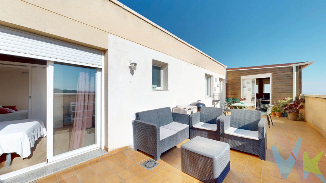 ÁTICO EN UNA PLANTA, SIN ESCALONES, en Náquera, a la entrada de la población, con una mágnifica TERRAZA, cuatro habitaciones dos baños GARAJE y lavadero.¿Por qué vivir en un piso cualquiera si puedes escoger vivir en este ÁTICO de ensueño?  La vida es demasiado corta como para tener un piso del montón. Su fabulosa terraza permite disfrutar de un estilo de vida al aire libre para desayunar entre plantas, con vistas y sin prisa empezando bien el día, organizar reuniones con amigos y familiares aprovechando su barbacoa y fácil acceso desde el salón y cocina a la terraza, disfrutando del magnífico clima Mediterráneo en alguna tumbona. Un refugio ideal junto a la montaña, un espacio lleno de luz por el día, a tan sólo 20 minutos de la playa y a media hora de Valencia, o Sagunto.Ático en una planta, olvídate de escaleras. A la vivienda se accede directamente a un amplio recibidor desde el que se accede a la habitación principal, a un baño y a una gran zona de salón-comedor con acceso a la terraza. Cocina independiente contigua al salón y con zona de lavadero para total practicidad. También se accede, sin pasillo para no perder ni un metro, al resto de estancias, otras tres habitaciones, una habilitada como estudio, y otro baño.Desde la habitación principal, el salón comedor y el estudio podemos acceder a la magnífica terraza de 36 m² donde la vida cambia a tu gusto y el tiempo fluye más despacio.No te dejarán indiferente los acabados del 2005 y recientemente reformado como son suelo parqué y gres, ventanas doble cristal tipo climalit, paredes lisas, puertas interiores de roble, aire acondicionado frio-calor,?EUR? ático muy luminoso y alegre que te proporcionará altísima calidad de vidaSe vende con plaza de garaje incluida en el precio. El hogar familiar es el escenario de infinidad de nuestros recuerdos. Cuando una pareja elije la casa en la que va a pasar la próxima etapa de su vida, está construyendo la nostalgia del futuro.  Esta casa cumple todos los requisitos para ser un magnífico escenario para futuros recuerdos de una bonita familia.  La vivienda está preparada para ofrecer la máxima calidad de vida.  Sin duda, ofrece un magnífico presente y un bonito futuro. Ven a verla Si tienes que vender antes tu vivienda, llámanos y te asesoramos cómo hacerlo para además tener los mínimos gastos posibles y todas las garantías.Agencia Registrada con el nº00516 en el Registro Obligatorio de Agentes Inmobiliarios de la Comunidad ValencianaPor mandato expreso del propietario, COMERCIALIZAMOS ESTE INMUEBLE EN EXCLUSIVA, lo que le garantiza el acceso a toda la información, a un servicio de calidad, un trato fácil, sencillo y sin interferencias de terceros. Por este motivo, se ruega NO MOLESTAR AL PROPIETARIO, a los ocupantes de la propiedad o a los vecinos. Muchas gracias por su comprensión.La oferta está sujeta a cambios de precio o retirada del mercado sin previo aviso. Este anuncio en su conjunto, incluyendo textos, fotos, imágenes o cualquier otro contenido de este, no es vinculante dado que la información es ofrecida por terceros y puede contener errores. Se muestra a título informativo y no contractual.El precio del inmueble no incluye los honorarios de la agencia que ascienden al 4%+IVA del precio final del inmueble, ni los gastos de notaría y registro de la propiedad (que están sujetos a aranceles y varían dependiendo del precio de escrituración), ni los impuestos (que en la Comunitat Valenciana varían dependiendo del precio del inmueble y de las características personales del comprador).Esta propiedad se pone a la venta con toda la documentación comprobada y en regla, por lo que ofrecemos GARANTIAS a los compradores.