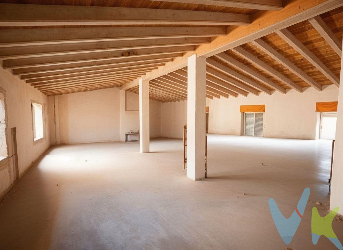Si lo que buscas es espacio, buena ubicación y un proyecto con futuro, esta casa en pleno corazón de Oliva — justo frente a la plaza Casa de Alonso Rincón — te va a encantar. 📏 Cuenta con 493 m² registrados (aunque en la práctica son más) distribuidos en:.  🏠 Dos alturas.  🏬 Un local comercial.  🚗 Con opción de transformarlo en 3 viviendas y un garaje. La luz natural es protagonista en todas las estancias, y además dispone de dos terrazas grandes (una por planta) ideales para disfrutar del aire libre, comidas familiares o simplemente desconectar al sol. Eso sí: está para reformar, lo que lo convierte en un auténtico lienzo en blanco. Puedes adaptarlo a tus necesidades, invertir para vender o alquilar, o crear el hogar de tus sueños con espacio de sobra. Un edificio con carácter, metros de sobra y una ubicación que lo tiene todo. VENTA:. PVP 380.000€.  Gastos e impuestos no incluidos en el precio. La compra conlleva impuestos y gastos de formalización para el comprador. A título orientativo se informa que en segundas transmisiones el  ITP  con carácter general en  Valencia  es del  10%, pudiendo existir otros tipos impositivos atendiendo a  las circunstancias  personales del comprador u otras circunstancias previstas legalmente. Base imponible del impuesto el mayor valor entre el precio de compraventa, la tasación o el valor de referencia catastral. En cuanto a los gastos de  notaría y registro, en su caso,  suelen oscilar aprox; entre 1,5% y 2,5% (aranceles variables según precio, n.º de copias y complejidad). El comprador elige notario. Si el comprador precisase de  hipoteca: tasación, condiciones y costes bancarios serán según entidad elegida por el comprador, así como los gastos de gestoría, y cualesquiera otros gastos inherentes a la formalización de la compraventa que legalmente correspondan a la parte compradora, salvo pacto expreso en contrario con el vendedor. El consumidor tiene,  conforme a la normativa vigente, a su disposición información y documentación adicional relativa al inmueble y condiciones de la compraventa, que podrá ser consultada en C/Joaquín Costa 4, bajo 46005 Valencia o urbe2@remax.es. Honorarios de mediación inmobiliaria a cargo del  COMPRADOR: (3% del precio final de venta más IVA (21%), salvo otro pacto.); y  de VENDEDOR (según acuerdo con el mismo). . Se informa al consumidor que la agencia actúa como intermediaria inmobiliaria en la operación, estando cualquier eventual compraventa y sus condiciones sujeta a la aceptación expresa del propietario-vendedor y a la posterior formalización del correspondiente contrato.