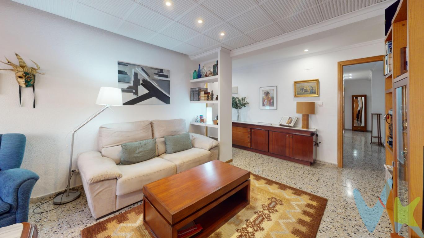 El piso de tus sueños te espera a un paso de RuzafaImagínate despertar cada mañana en una casa llena de luz, abrir las ventanas y sentir la brisa de Valencia. A tan solo un paso de Ruzafa, el barrio más vibrante y de moda, te espera un hogar que combina comodidad, estilo y una ubicación perfecta.Este piso está diseñado para quienes buscan calidad de vida. Con dos habitaciones llenas de encanto, un baño amplio para tu comodidad, y una cocina espaciosa donde podrás dar rienda suelta a tu creatividad culinaria, cada rincón está listo para que empieces una nueva etapa.¿Te gusta disfrutar del sol? Su balcón será tu rincón favorito para relajarte con un café por las mañanas o una copa de vino al atardecer. Además, el edificio cuenta con ascensor, porque sabemos que la comodidad importa.Aquí no tendrás que preocuparte por reformas ni esperas: el piso está en perfecto estado, listo para que simplemente traigas tus cosas y te instales.Y lo mejor, su ubicación. Ruzafa está a un paso, ofreciéndote su vida cultural, sus restaurantes, mercados y tiendas. Pero al mismo tiempo, tendrás la tranquilidad de vivir en una zona con todos los servicios que necesitas: supermercados, colegios, transporte público y más.Este piso no es solo un lugar donde vivir, es el hogar donde empezarás tus nuevas historias.¿Te lo vas a perder? Contacta con nosotros y ven a verlo antes de que sea demasiado tarde. ¡Te encantará! Agencia Registrada con el Nº 89 en el Registro Obligatorio de Agentes Inmobiliarios de la Comunitat Valenciana. Puede consultar en la web de la GVA:https://habitatge.gva.es/es/registres-en-materia-habitatge La oferta está sujeta a cambios de precio o retirada del mercado sin previo aviso. Este anuncio en su conjunto, incluyendo textos, fotos, imágenes o cualquier otro contenido del mismo, no es vinculante dado que la información es ofrecida por terceros y puede contener errores. Se muestra a título informativo y no contractual. El precio no incluye lo siguiente: Honorarios de la agencia inmobiliaria, impuestos (IVA, ITP) y otros gastos de la Compraventa (notaria, gestoría y registro). Por mandato expreso del propietario, comercializamos este inmueble en exclusiva, lo que le garantiza el acceso a toda la información, a un servicio de calidad, un trato fácil, sencillo y sin interferencias de terceros. Por este motivo, se ruega no molestar al propietario, a los ocupantes de la propiedad o a los vecinos. Muchas gracias por su comprensión. Si usted es agente inmobiliario y tiene un cliente para este inmueble, llámenos: estaremos encantados de colaborar.   