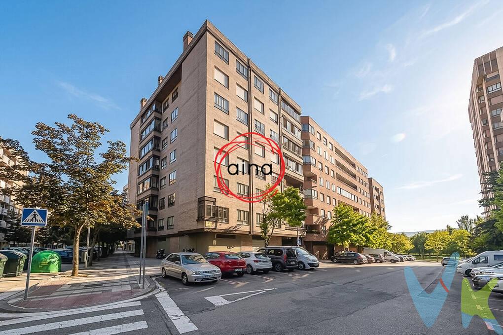 Hay viviendas que destacan por su ubicación… y otras que además ofrecen una excelente oportunidad de futuro. Este piso reúne ambas cualidades.
Situado en pleno barrio de Iturrama, en la calle Pedro I, junto al Campus Universitario de la Universidad de Navarra, a tan solo cinco minutos andando de la Zona Hospitalaria y de la vuelta del castillo, este amplio piso representa una magnífica oportunidad tanto para quienes buscan una vivienda habitual como para quienes desean realizar una inversión con una elevada demanda de alquiler.
La vivienda cuenta con 130 m² construidos y 105 m² útiles, se encuentra en una cuarta altura con ascensor y dispone de una distribución muy cómoda y funcional, con estancias amplias y una gran luminosidad.
Al acceder a la vivienda nos recibe un amplio hall de entrada que da paso a una cocina independiente completamente equipada de 9,90 m² y a un espacioso salón-comedor de 22,75 m². Desde ambas estancias se accede a una agradable terraza de 3,50 m², un espacio perfecto para disfrutar del exterior y de las despejadas vistas que pueden apreciarse tanto en las fotografías como en el vídeo del anuncio.
La zona de descanso se distribuye a través de un pasillo que conduce a cuatro dormitorios, con superficies aproximadas de 13,50 m², 11,60 m², 11,00 m² y 11,00 m², ofreciendo espacio más que suficiente para familias, estudiantes o para destinar alguna habitación a despacho o zona de trabajo.
La vivienda dispone además de dos baños, uno principal equipado con bañera y un segundo baño de apoyo, aportando comodidad para el día a día.
Aunque el inmueble necesita una actualización, su excelente distribución, amplitud y ubicación permiten adaptarlo fácilmente a las necesidades y gustos de su futuro propietario, convirtiéndolo en una vivienda con un enorme potencial de revalorización.
Como valor añadido, el precio incluye plaza de garaje situada en la planta semisótano, un elemento cada vez más valorado en una zona donde el aparcamiento resulta especialmente demandado.
Una ubicación difícil de igualar
Iturrama es uno de los barrios más consolidados y solicitados de Pamplona. Vivir aquí supone disponer de todos los servicios a escasos minutos a pie: universidades, hospitales, colegios, supermercados, comercios, transporte urbano, zonas verdes y una excelente conexión con el centro de la ciudad.
Su proximidad al Campus Universitario y a la Zona Hospitalaria convierte esta vivienda en una opción especialmente interesante tanto para residencia habitual como para obtener una alta rentabilidad mediante alquiler a estudiantes, personal sanitario o profesores universitarios.
Si buscas una vivienda amplia, con cuatro dormitorios, terraza, garaje y situada en una de las mejores zonas de Pamplona, esta puede ser la oportunidad que estabas esperando.
¡Llámanos y ven a visitarla! Estaremos encantados de enseñártela.

INFORMACIÓN LEGAL A TENER EN CUENTA
ℹ️ Los datos, superficies y planos reflejados tienen carácter orientativo y meramente informativo, sin valor contractual.
El precio de venta no incluye impuestos ni gastos derivados de la transmisión.
La compra de la vivienda conlleva, entre otros, los siguientes gastos para la parte compradora:

6% Impuesto sobre Transmisiones Patrimoniales (ITP), según la normativa vigente y las circunstancias fiscales del comprador.
Aproximadamente un 1,5% en gastos de Notaría y Registro.
Gastos financieros en caso de financiación mediante préstamo hipotecario.

Los honorarios de intermediación inmobiliaria son asumidos íntegramente por la parte vendedora.
¡El comprador no paga honorarios de agencia!
