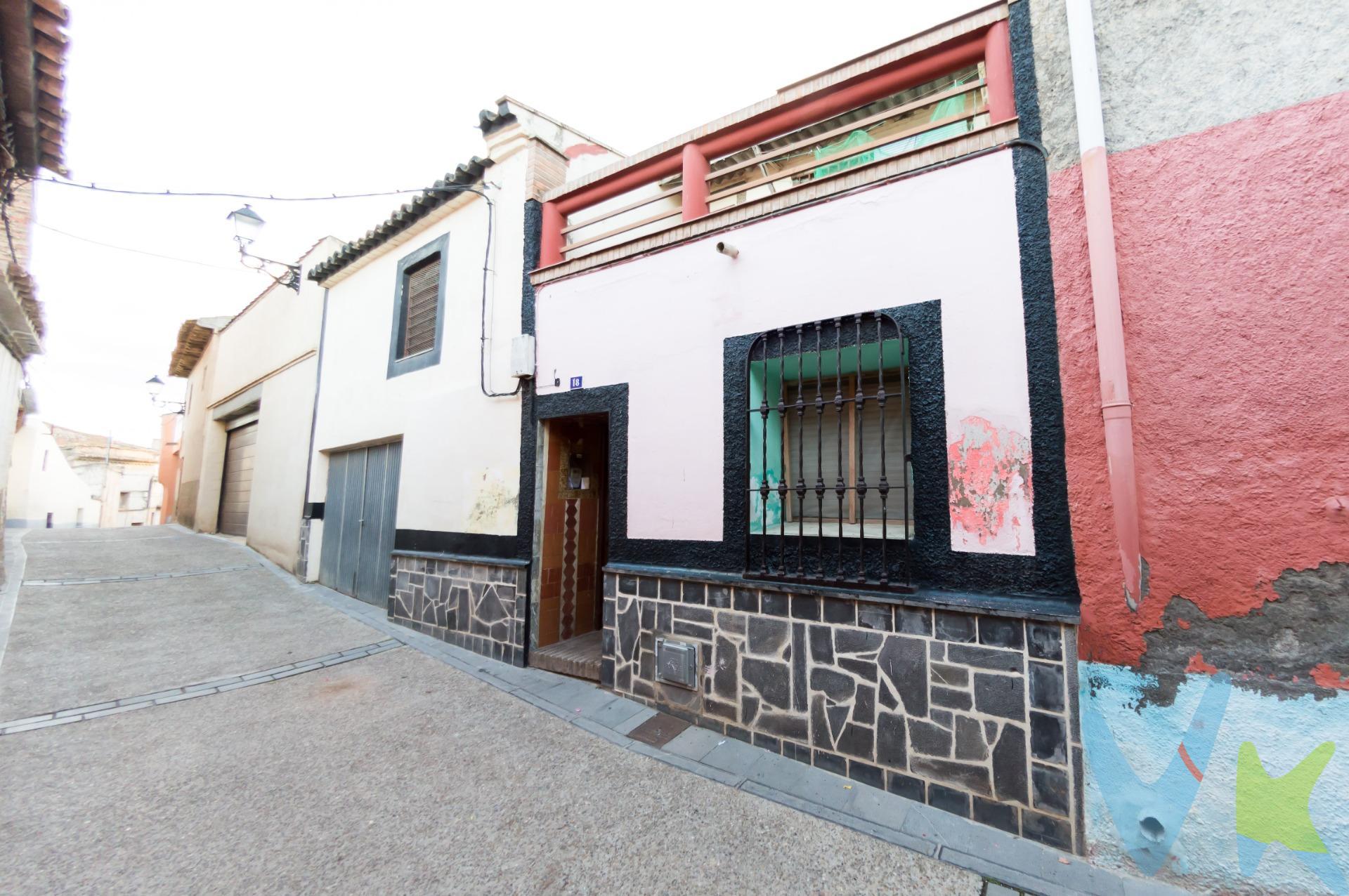 Casa en Calatorao , junto a la plaza del Ayuntamiento, calle Alta. La vivienda cuenta con una superficie construida de 219 m² (según catastro) de los que 101 metros pertenecen a vivienda y resto de metros son  anejos como garaje y buhardilla, esta sobre una parcela de 148 m², ofreciendo amplitud y múltiples posibilidades de redistribución. Actualmente dispone de 5 habitaciones (2 dobles y 3 sencillas), 1 baño, y estancias amplias que permiten imaginar diferentes configuraciones según tus necesidades 🛠️. Su estado es para reformar por completo. Uno de sus grandes atractivos es el patio ó corral con chimenea, un espacio ideal para una zona de reuniones, un comedor rústico o incluso un pequeño oasis privado 🌿🔥. Además, la casa cuenta con buhardilla, perfecta como zona de ocio, despacho o dormitorio extra, y un garaje de una plaza, algo muy valorado en casas de pueblo 🚗. Con orientación noreste, esta propiedad para reformar es ideal tanto como vivienda habitual, segunda residencia o proyecto de inversión, en una localidad bien comunicada y con servicios. 💰 Precio: 60.000 €. 📍 Ubicación: Calatorao (Zaragoza). Una casa con alma, espacio y muchas posibilidades… Llámanos y ven a verla 📞 