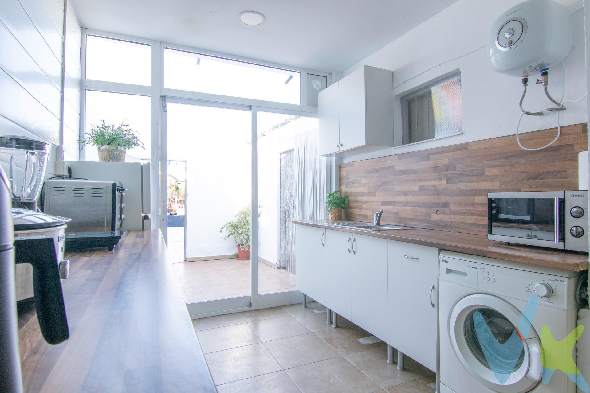 Precioso chalet pareado en la Playa de Nules, ideal para disfrutar de la tranquilidad del mar y de amplios espacios al aire libre. La vivienda cuenta con 100 m² construidos y se levanta sobre una generosa parcela de 512 m², lo que proporciona un gran jardín privado perfecto para zonas de descanso, juegos, barbacoa o incluso la instalación de una piscina. El chalet está diseñado para ofrecer comodidad y funcionalidad, con estancias luminosas y bien distribuidas. Su ubicación en una de las áreas más agradables de Nules permite disfrutar del clima mediterráneo durante todo el año, con la playa a pocos pasos y un entorno natural privilegiado. Una propiedad con gran potencial tanto como residencia habitual como para vacaciones, donde la amplitud exterior marca la diferencia y brinda un estilo de vida relajado junto al mar.