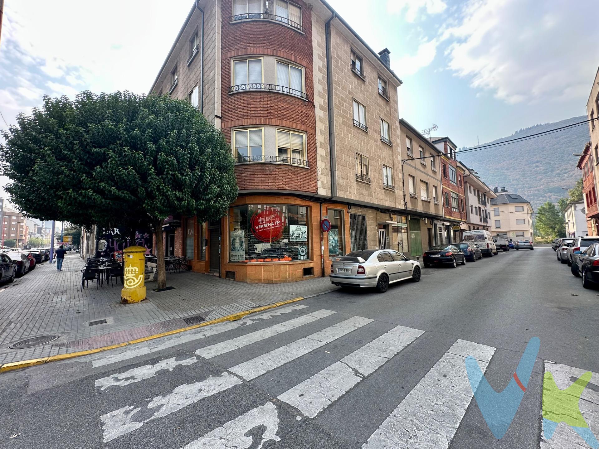 Vivienda ubicada en el barrio de Flores del Sil, próxima a supermercados, bancos, cafeterías, parada de autobús. El inmueble está situado en la primera planta sin ascensor de un bloque de viviendas de 1963. . La propiedad consta de salón,  tres habitaciones, baño completo, cocina equipada independiente  y una pequeña terraza. La calefacción y ACS se producen mediante caldera individual de gas natural. * Por mandato expreso del propietario, comercializamos este inmueble en exclusiva, lo que garantiza el acceso a toda la información, a un servicio de calidad, en un trato fácil, sencillo y sin interferencias de terceros. Por este motivo, se ruega no molestar al propietario, a los ocupantes de la propiedad o a los vecinos. Muchas gracias por su comprensión*. 