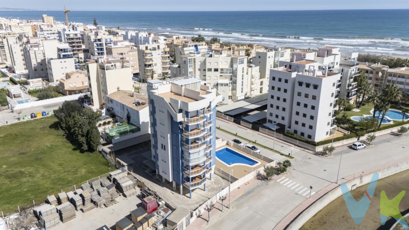 Despierta cada día con el sonido del mar en Playa de Piles.Imagina abrir los ojos, salir a tu terraza y dejarte envolver por la brisa marina y las vistas al Mediterráneo. Esta vivienda no es solo un lugar donde vivir es un refugio donde desconectar, disfrutar y crear recuerdos inolvidables.Ubicada en un cuidado residencial con piscina, esta propiedad combina comodidad, estilo y una ubicación privilegiada a pocos pasos de la playa.Cuenta con: Dos acogedoras habitaciones llenas de luz, un baño completo con moderno plato de ducha, cocina equipada abierta al salón, perfecta para compartir momentos, Un salón que se funde con el exterior gracias a su acceso a un amplio balcón terraza con vistas al mar y a la piscina.Además, dispone de detalles que marcan la diferencia:✔ Persianas eléctricas✔ Preinstalación de domótica✔ Aire acondicionado con bomba de calor en el salón✔ Plaza de garaje incluidaY lo mejor: licencia turística, para que puedas rentabilizarla fácilmente cuando no la estés disfrutando.Un hogar donde cada atardecer es especial, en un entorno tranquilo, privado y lleno de encanto.💙 Vive el Mediterráneo como siempre has soñado o invierte en él.📩 Contáctanos y ven a sentirlo en persona.Agencia Registrada con el Nº 89 en el Registro Obligatorio de Agentes Inmobiliarios de la Comunitat Valenciana. Puede consultar en la web de la GVA:https://habitatge.gva.es/es/registres-en-materia-habitatge La oferta está sujeta a cambios de precio o retirada del mercado sin previo aviso. Este anuncio en su conjunto, incluyendo textos, fotos, imágenes o cualquier otro contenido de este, no es vinculante dado que la información es ofrecida por terceros y puede contener errores. Se muestra a título informativo y no contractual.Gastos de la compraventa a cargo de la parte compradora no incluidos en el precio del inmueble a tener en cuenta: .- ITP con carácter general en Valencia es del 10%, pudiendo corresponderle otro tipo impositivo atendiendo a sus circunstancias personales (por edad, renta o situación familiar primera vivienda habitual, etc ) previstas legalmente.*Base imponible del impuesto el mayor valor entre el precio de compraventa, la tasación o el valor de referencia catastral. .- Gastos de notaría y registro, en su caso, suelen oscilar aprox; entre 1,5% y 2,5% (aranceles variables según valor de compraventa, n.º de copias, etc ). .- Si tramita la inscripción una gestoría, deberá abonar sus honorarios más iva ( en este caso suele oscilar entre los 250EUR y los 400EUR + iva). .- Honorarios de mediación inmobiliaria a cargo del comprador del 3% del precio final de venta más IVA (21%), salvo otro pacto. Por mandato expreso del propietario, comercializamos este inmueble en exclusiva, lo que le garantiza el acceso a toda la información, a un servicio de calidad, un trato fácil, sencillo y sin interferencias de terceros. Por este motivo, se ruega no molestar al propietario, a los ocupantes de la propiedad o a los vecinos. Muchas gracias por su comprensión. Si usted es agente inmobiliario y tiene un cliente para este inmueble, llámenos: estaremos encantados de colaborar.Se informa al consumidor que la agencia actúa como intermediaria inmobiliaria en la operación, estando cualquier eventual compraventa y sus condiciones sujeta a la aceptación expresa del propietario-vendedor y a la posterior formalización del correspondiente contrato.