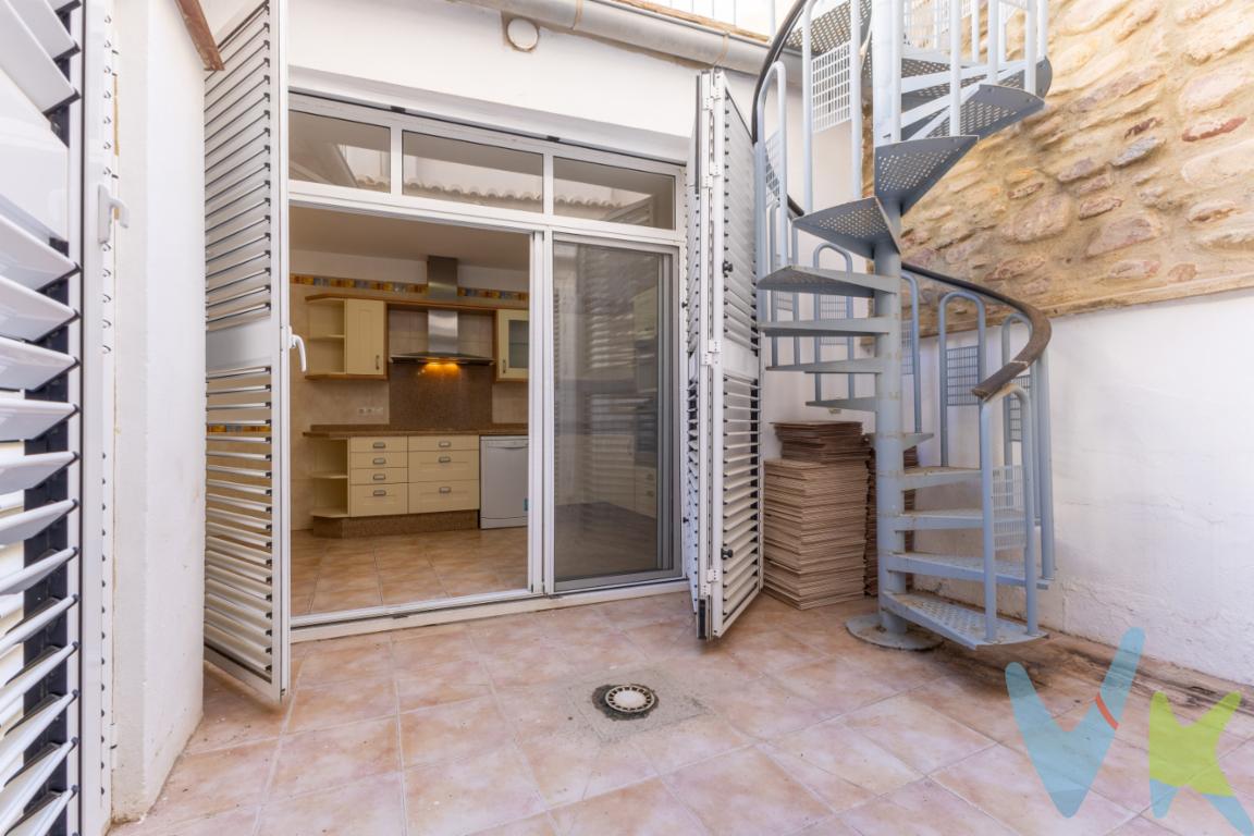 ¿Buscas una vivienda con carácter, totalmente reformada y lista para entrar a vivir? Esta preciosa casa de dos alturas ubicada en el centro histórico de Sagunto, a un paso de la emblemática Plaza El Pi, te enamorará por su estilo, comodidad y ubicación.🏡 Características principales:Totalmente reformada y lista para entrar a vivir2 terrazas independientes, ideales para disfrutar del sol, hacer barbacoas o relajarte al aire libreCocina y salón reformados2 baños completos4 amplios dormitoriosVivienda independiente en dos plantasUna casa con encanto, ideal tanto como residencia habitual como inversión para alquiler turístico o vacacional, en una de las zonas con más historia y vida de Sagunto.📍 Ubicación inmejorable, en pleno centro del pueblo, rodeada de todos los servicios, comercios y con fácil acceso a transporte.¡No dejes pasar esta oportunidad! Contáctanos y agenda tu visita.