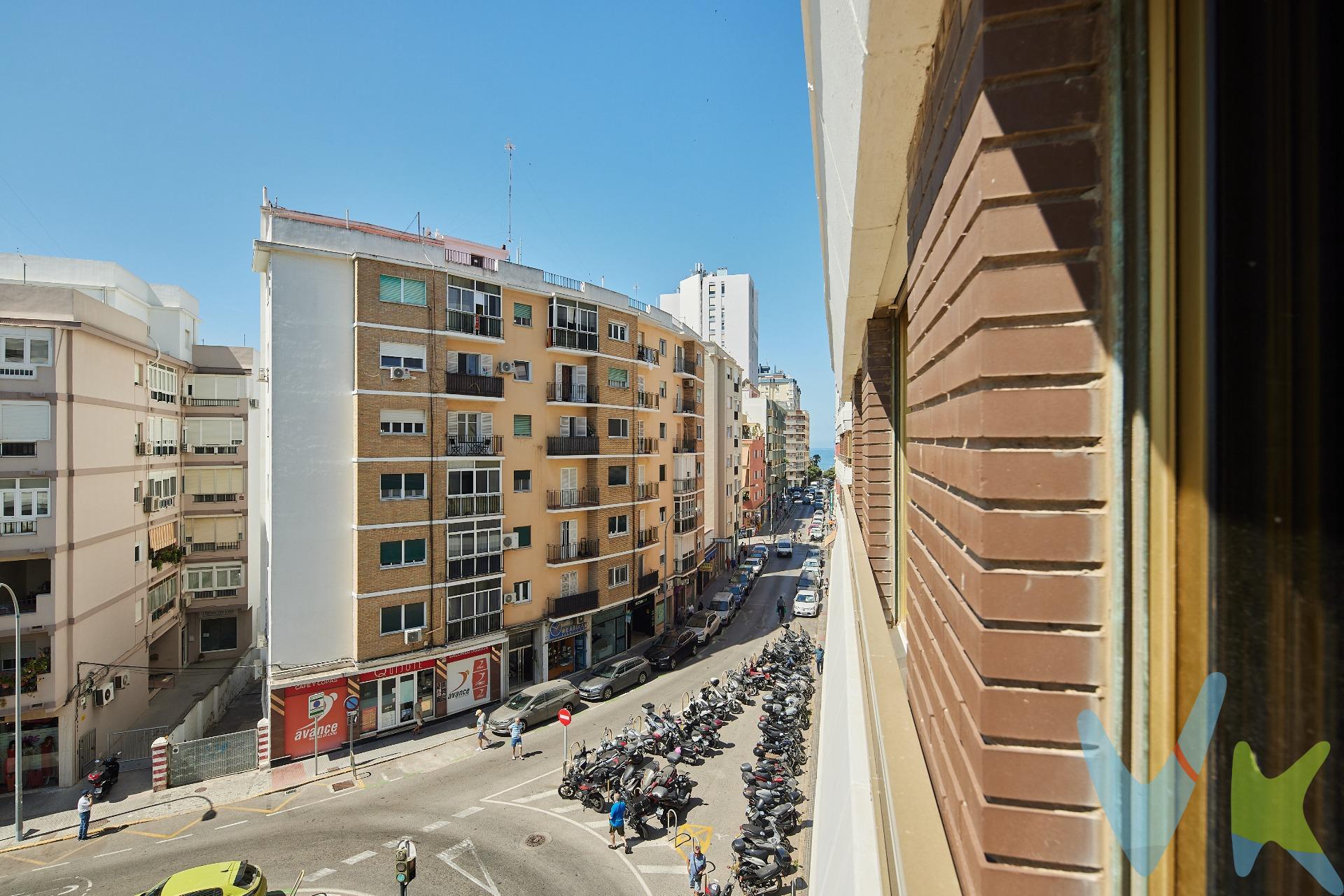 . Descubra esta magnífica vivienda situada en una de las zonas más demandadas de Cádiz capital, a tan solo 300 metros de la playa, donde podrá disfrutar del mar y de todos los servicios necesarios para el día a día. La vivienda destaca por su amplitud y excelente distribución. Originalmente contaba con 6 dormitorios, aunque actualmente dispone de 5 amplias habitaciones, ofreciendo espacios muy generosos y la posibilidad de recuperar fácilmente la distribución original si se desea. Cuenta con dos baños completos, una gran cocina independiente con espacio para el día a día de toda la familia y un amplio y luminoso salón con terraza cerrada, ideal como zona de estar adicional durante todo el año. El dormitorio principal también dispone de una terraza cerrada, aportando un espacio extra de gran utilidad. Todas las habitaciones cuentan con armarios empotrados, proporcionando una excelente capacidad de almacenamiento. Como complemento, la propiedad se vende con una plaza de garaje doble  (8,73 mts * 2,46mts) y un trastero, ambos situados en el mismo edificio, un valor añadido difícil de encontrar en Cádiz capital. Su privilegiada ubicación, a escasos minutos caminando de la playa y rodeada de supermercados, centros educativos, transporte público, zonas verdes y todo tipo de servicios, convierte esta vivienda en una opción ideal tanto para familias como para quienes buscan una residencia amplia y cómoda junto al mar. Una oportunidad única de adquirir una vivienda con grandes dimensiones, excelente ubicación y todas las comodidades. Solicite más información y venga a visitarla. * Nuestros precios no incluyen impuestos, gastos notariales, registrales ni honorarios de la agencia, al respecto informamos en cumplimiento de la ley 10/2025, de 26 de Diciembre que el consumidor tiene a su disposición información y documentación adicional relativa al inmueble y condiciones de la compraventa, que podrá ser consultada en las sede física de la Agencia y le serán debidamente informados en nuestra oficina con total TRANSPARENCIA y en función de sus circunstancias personales y económicas de la compra. IMPUESTO SOBRE TRANSMISIONES PATRIMONIALES (ITP): Comunidad Autónoma de Andalucía tipo general del 7% o tipos reducidos del 3,5%, 1,2% o 1%. GASTOS DE NOTARÍA Y REGISTRO: según arancel oficial que pueden consultar en Anexo I, del Real Decreto 1426/1989, de 17 de noviembre. HONORARIOS del comprador: 3% más IVA del precio de venta. ** Ponemos a su disposición el documento informativo abreviado de la propiedad (según decreto 218/2005, del 11 de octubre). Así mismo informamos que disponemos de seguro de caución, para la protección de importes entregados como señal para la reserva del inmueble. * Plazo de validez del precio de este anuncio hasta el 31 de Diciembre de 2026.  . 