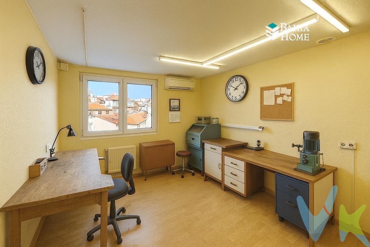 💼🔧 Tu Nuevo Espacio Profesional en el Centro de Santander. 📍 Ubicación privilegiada junto al Ayuntamiento. Ponemos a la venta este excelente despacho profesional, ubicado en la quinta planta de un edificio de uso exclusivamente administrativo, ideal para quienes buscan una imagen corporativa sólida en un entorno representativo. El edificio dispone de ascensor y zonas comunes cuidadas, pensadas para ofrecer comodidad y profesionalidad desde el primer momento. ✨ Luminoso, funcional y muy bien aprovechado. Con 34 m² construidos, este espacio resulta perfecto tanto para oficina como para despacho profesional. Su distribución es práctica y versátil, permitiendo trabajar con tranquilidad o recibir clientes cómodamente. 🪟 La ventana de PVC, con orientación este, aporta una agradable luz natural durante toda la mañana y ofrece vistas directas a una de las calles más céntricas y activas de Santander. 🚻 El edificio cuenta con dos baños comunes por planta, separados por género, lo que garantiza comodidad, higiene y un mantenimiento óptimo. 📍 Ubicación inmejorable. Situada junto al Ayuntamiento, esta oficina disfruta de una conexión excepcional con toda la ciudad:. 🚌 Todas las líneas de autobús urbano a pocos metros. 🏦 Servicios administrativos y bancarios. 🛍 Comercios, restaurantes y cafeterías. 🅿️ Parkings públicos cercanos. 👥 Tránsito constante de personas, ideal para negocios que buscan visibilidad. Una localización estratégica con alto valor profesional y comercial. 💡 Ideal para:. ⚖️ Despachos profesionales (abogados, asesores, arquitectos, psicólogos…). 📊 Oficinas comerciales o de representación. 👨‍💼 Autónomos y pequeñas empresas. 🏢 Actividades que requieran buena imagen y fácil acceso para clientes. ✅ Características principales. 📐 34 m² construidos. 🛗 5ª planta con ascensor. 🪟 Ventana de PVC con vistas a la calle. ☀️ Orientación este, muy luminosa. 🚻 Baños comunes diferenciados por género. 🏢 Edificio de uso exclusivamente profesional. 📍 Excelente comunicación y todos los servicios alrededor. ⭐ Una oportunidad única. Implanta tu negocio en el corazón administrativo y comercial de Santander, con la visibilidad, accesibilidad y representatividad que marcan la diferencia. 📞 Contáctanos para más información o para concertar una visita. Estaremos encantados de ayudarte a dar el siguiente paso profesional. El precio de venta no incluye los gastos e impuestos derivados de la compraventa, tales como el Impuesto sobre Transmisiones Patrimoniales (ITP),  Notaría y Registro de la Propiedad, ni cualquier otro gasto que, conforme a la legislación vigente, corresponda asumir al comprador. En Cantabria, el tipo general del ITP es actualmente del 9 %. No obstante, la normativa autonómica contempla distintos tipos reducidos y beneficios fiscales, cuya aplicación dependerá de las circunstancias personales del comprador, de las características y destino de la vivienda, así como del cumplimiento de los requisitos establecidos en la normativa vigente. En Bahía Home Inmobiliaria estudiaremos tu caso de forma personalizada para informarte de los beneficios fiscales que, en su caso, puedan resultar y ayudarte a conocer el coste real de la operación antes de la compra. El precio de venta no incluye los gastos e impuestos derivados de la compraventa, tales como el Impuesto sobre Transmisiones Patrimoniales (ITP),  Notaría y Registro de la Propiedad, ni cualquier otro gasto que, conforme a la legislación vigente, corresponda asumir al comprador. En Cantabria, el tipo general del ITP es actualmente del 9 %. No obstante, la normativa autonómica contempla distintos tipos reducidos y beneficios fiscales, cuya aplicación dependerá de las circunstancias personales del comprador, de las características y destino de la vivienda, así como del cumplimiento de los requisitos establecidos en la normativa vigente. En Bahía Home Inmobiliaria estudiaremos tu caso de forma personalizada para informarte de los beneficios fiscales que, en su caso, puedan resultar 