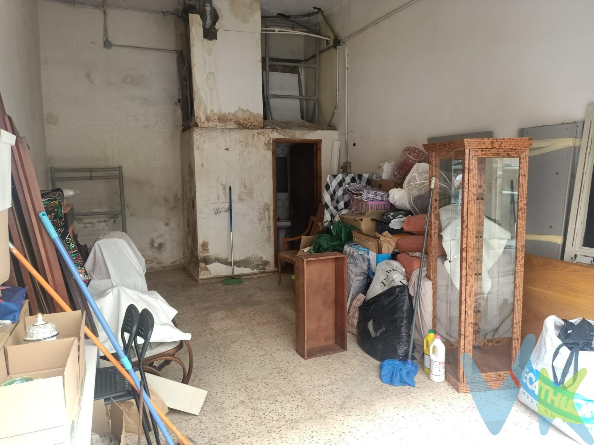 Se vende local comercial de 27 m² situado en la zona de Calle Cuenca de Aldaia, en un entorno consolidado y rodeado de viviendas, comercios y servicios. Un espacio compacto y funcional que ofrece diferentes posibilidades según tus necesidades. Ideal como pequeño despacho, estudio profesional, almacén, espacio de trabajo, punto de atención al público o para desarrollar un pequeño proyecto propio. Sus dimensiones permiten aprovechar cada metro y adaptarlo con una inversión contenida, convirtiéndolo en un espacio práctico y personalizado. Su ubicación en una zona urbana consolidada de Aldaia es uno de sus principales atractivos, tanto para quien busque un local para uso propio como para quien quiera adquirir un inmueble de pequeño formato como inversión. 27 m² llenos de posibilidades y esperando una nueva oportunidad. Contacta con nosotros para más información o para concertar una visita y descubrir todo lo que este espacio puede ofrecerte. INFORMACIÓN LEGAL AL CONSUMIDOR:. El precio indicado no incluye impuestos ni gastos derivados de la compraventa. Gastos a cargo del comprador:. • Impuesto de Transmisiones Patrimoniales (ITP): En segundas transmisiones, el tipo general vigente en la Comunitat Valenciana es del 10% sobre la base imponible, que será el mayor valor entre el precio de compraventa, el valor declarado o el valor de referencia catastral, pudiendo aplicarse tipos reducidos según las circunstancias del comprador. • Honorarios de intermediación inmobiliaria: 4% del precio final de venta con un mínimo de 4000€ + IVA (21%), a cargo del comprador. No incluidos en el precio de venta. • Notaría y Registro de la Propiedad: Los aranceles son oficiales y variables en función del precio y características de la operación. A título orientativo, entre 600 € y 1.000 €. Los gastos se distribuirán conforme a la normativa vigente, salvo pacto en contrario. Las condiciones pueden variar en función de las circunstancias personales y del régimen fiscal aplicable. Otros gastos:. • Gastos de financiación: Tasación, comisiones y condiciones bancarias según la entidad elegida por el comprador. • Gestoría: Servicio opcional, con costes variables en función del proveedor. • Podrán existir otros gastos inherentes a la formalización de la compraventa que correspondan al comprador según normativa vigente. El vendedor asumirá los gastos que legalmente le correspondan, salvo pacto en contrario. El inmueble no se encuentra sujeto, a fecha de publicación, a limitaciones de precio derivadas de normativa de zonas de mercado residencial tensionado. Se facilitará al cliente información detallada y personalizada de todos los costes asociados a la operación, así como la documentación relativa al inmueble, disponible en la sede física de la agencia - Av. Blasco Ibáñez 5 Bajo, 46970, Alaquàs (Valencia) y/o en el medio electrónico habilitado – www.inmueblesvalencianos.net. La agencia actúa exclusivamente como intermediaria en la operación. Cualquier compraventa queda sujeta a la aceptación expresa del vendedor y a la formalización del correspondiente contrato. El presente anuncio tiene carácter meramente informativo y no contractual, pudiendo estar sujeto a errores, cambios o actualizaciones.  . La venta de esta vivienda se gestiona mediante contrato de EXCLUSIVA COMPARTIDA por lo que se trabaja con cerca de 400 Inmobiliarias. . 