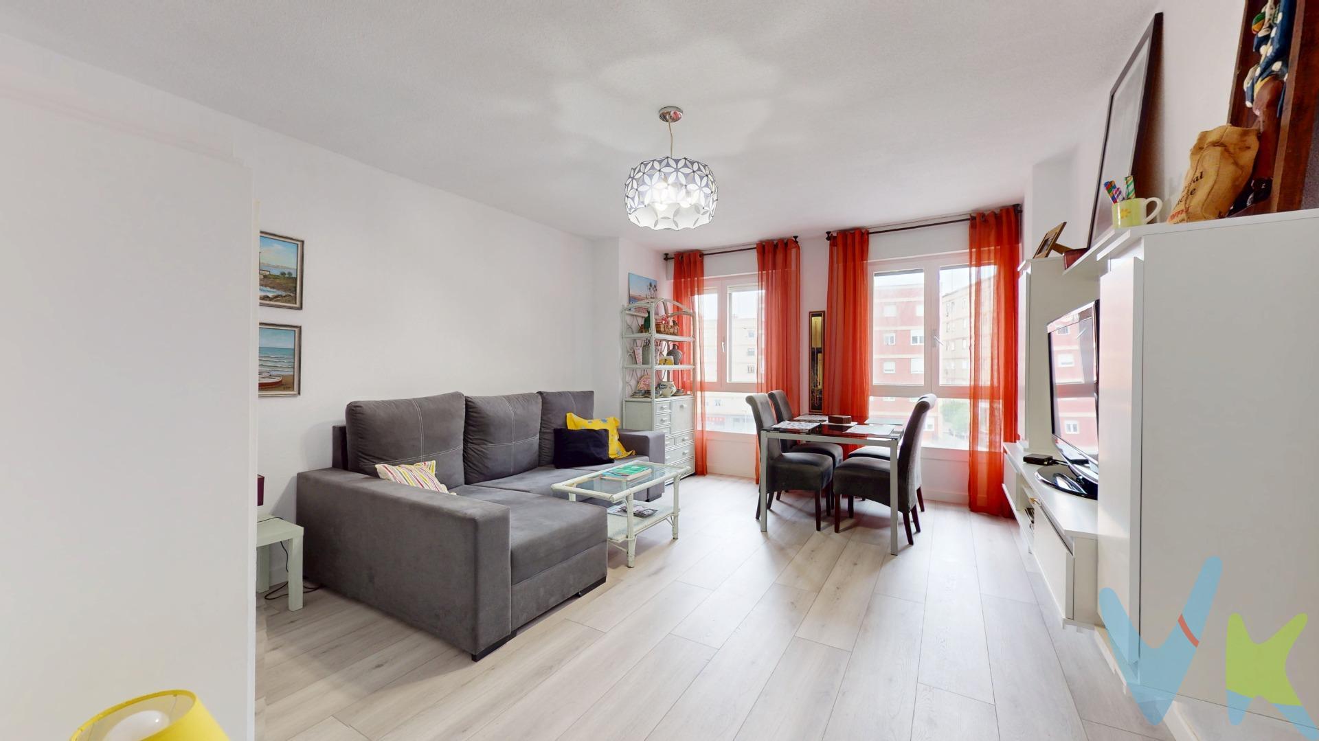 Piso impecable en venta en Bajada Polio, zona Los Castros, Santander, a escasos 2km de la Playa del Sardinero, bien comunicado. La vivienda cuenta con 76 m², está ubicada en una de las áreas residenciales más demandadas de la ciudad y dispone de ascensor. Descripción destacada:. - Vivienda reformada, en estado impecable, lista para entrar a vivir. - Distribución moderna y funcional, con espacios luminosos. - Edificio con ascensor, ideal para todo tipo de público y especialmente cómodo para familias y personas mayores. - Situado en zona con fácil acceso a comercios, transporte público, universidades y zonas de ocio. Características:. - Orientación Este-Oeste-Norte y altura que aportan buena luminosidad. - Calefacción y agua caliente por caldera eléctrica. - Plaza de garaje. - Comunidad tranquila. Este piso es una oportunidad para quienes buscan una vivienda en zona residencial y con todas las comodidades modernas. ¿Te vas a perder esta oportunidad?. Llámanos para concertar una visita.