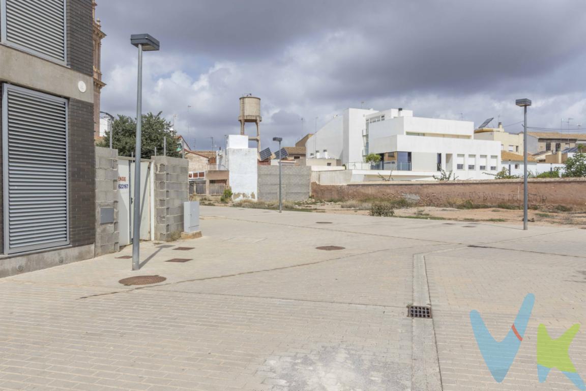 El solar se encuentra en Vinalesa, un encantador municipio de la Comunidad Valenciana, conocido por su tranquilidad y proximidad a la ciudad de Valencia. Características del Solar:Superficie: 221 metros cuadrados.Forma: Regular, lo que facilita el diseño y la construcción de viviendas o cualquier otro tipo de edificación.Terreno: Llano, ideal para la construcción sin necesidad de realizar grandes movimientos de tierra.Infraestructura:Cometida de Agua: El solar cuenta con acometida de agua ya instalada, lo que simplifica el proceso de construcción y reduce los costos iniciales de la obra.Accesos: Buen acceso por carretera.¿Quieres más información? Contáctanos.