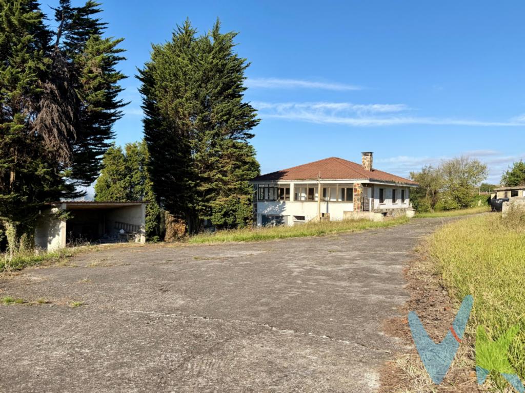  ¿Buscas una casa en la hermosa ciudad de Gijón? Presentamos una oportunidad única para adquirir una vivienda que combina elegancia, espacio y comodidad. Se trata de una espectacular casa en venta, construida en el año 1999, que se ubica en una zona tranquila y accesible de la ciudad costera. Este es el hogar ideal para quienes valoran la amplitud y la funcionalidad.Esta vivienda ofrece un espacio generoso para el disfrute de cada miembro de la familia. El diseño está pensado para brindar confort y eficiencia en cada rincón del hogar. Al entrar, te recibirá un ambiente cálido y acogedor que te hará querer convertirlo en tu nuevo hogar.La casa cuenta con tres luminosas habitaciones que proporcionan el espacio necesario para asegurar el descanso y la privacidad. Cada habitación ha sido diseñada para ofrecer el máximo confort, con ventanas que permiten la entrada de luz natural y vistas agradables. Además, dispone de **dos aseos** que añaden funcionalidad y comodidad para el día a día.La amplia sala de estar es el alma de la vivienda, un lugar ideal para reunirse con familiares y amigos. Con espacio suficiente para acomodar distintos ambientes, este es el sitio perfecto para crear memorias inolvidables. Imagina disfrutar de agradables charlas o simplemente relajarte con un buen libro en un entorno diseñado para el bienestar.La cocina, equipada y espaciosa, es perfecta para los amantes de la gastronomía. Aquí podrás explorar tus talentos culinarios y compartir deliciosas comidas con tus seres queridos. El diseño de la cocina facilita el movimiento y optimiza el orden, combinando practicidad y estilo.Esta casa no solo se destaca por su interior. Ofrece un garaje amplio que brinda la comodidad de un lugar seguro para tu vehículo, además de espacio adicional para almacenamiento. El entorno exterior completa la experiencia de vivir en esta maravillosa propiedad, permitiéndote disfrutar de momentos al aire libre, ya sea para jardinería, juegos o sencillamente para relajarte bajo el sol.Vivir aquí garantiza calidad de vida en uno de los enclaves más atractivos de Gijón, donde la tranquilidad se combina con la proximidad a servicios esenciales y lugares de interés.Tu Hogar en Gijón te Espera!Este es más que un simple inmueble. Es el lugar donde tú y tu familia encontrarán el espacio para crecer y disfrutar de cada momento. No pierdas la oportunidad de conocer esta encantadora casa que ofrece calidad, comodidad y una ubicación privilegiada.Te invitamos a que la visites y experimentes por ti mismo todo lo que esta propiedad tiene para ofrecer. Para más información o para agendar una visita personalizada, no dudes en ponerte en contacto con nosotros. La llave de tu futuro hogar en Gijón está a tu alcance. Ven a descubrirla. 