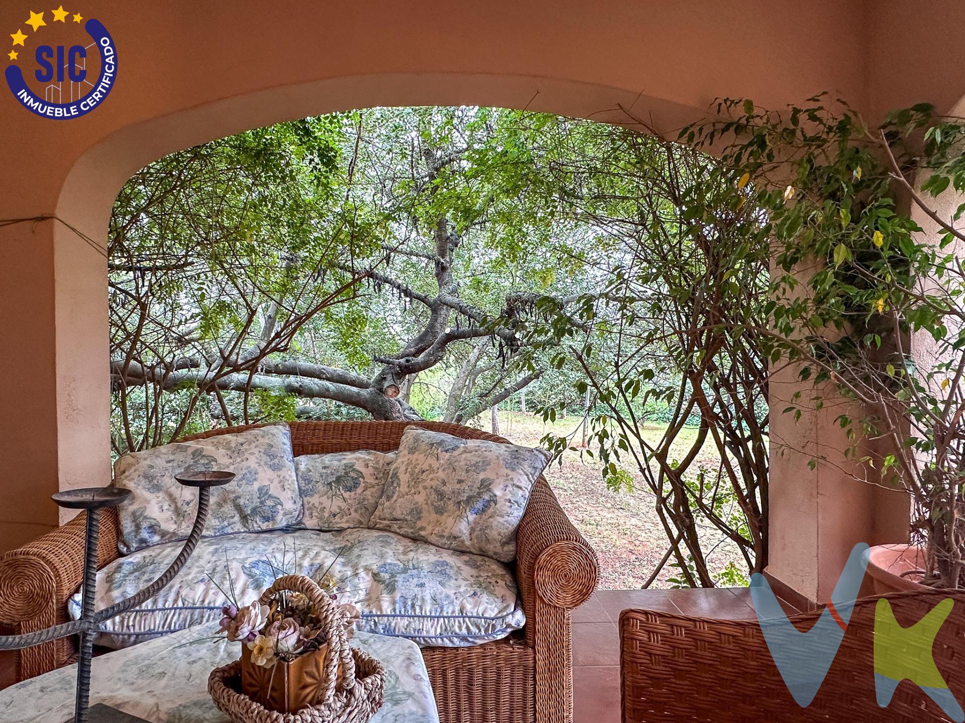 Este impresionante chalet, ubicado en la exclusiva Urbanización Masia Gaeta, se sitúa sobre una amplia parcela de 1.500 m² rodeada de vegetación y árboles frutales que ofrecen un entorno natural inigualable. La propiedad se distribuye en varias plantas para ofrecer comodidad y amplitud a sus residentes. En planta baja, encontramos un acogedor recibidor que da paso a un gran salón que dispone de chimenea conectado con el comedor. Desde ambas estancias se accede a la terraza de 45 m privada donde disfrutar del sol matutino, ideal para celebraciones familiares o reuniones sociales al aire libre. En esta misma planta hay una gran cocina luminosa con su zona de lavadero. En la siguiente planta aparece  una zona de descanso que se distribuye en un dormitorio doble, un baño y un gran dormitorio con vestidor y baño en suite. Subiendo unos escalones nos encontramos con un baño completo, un trastero y un dormitorio con salida a una gran terraza de 27 m. A continuación llegamos a un distribuidor que nos da paso a un dormitorio doble y a un gran dormitorio con su vestidor y baño en suite. Y por último subiendo unos escalones tenemos un pequeño ideal para descanso o zona de lectura. También cuenta además con acceso directo mediante escaleras al garaje amplio de unos 50m. Como parte integral dentro de urbanización hay piscina comunitaria junto a zonas ajardinadas perfectas para niños así como pistas deportivas tales cómo tenis. !Más allá simplemente vivir allí es experimentar calidad de vida!. Este inmueble es en exclusiva, con lo que le facilitamos cualquier información sobre la vivienda. Por este motivo, solicitamos no molesten al propietario, ocupantes de la propiedad, vecinos o conserje de la comunidad. En todos los casos los precios expuestos son más impuestos y gastos derivados de la transmisión del inmueble. 